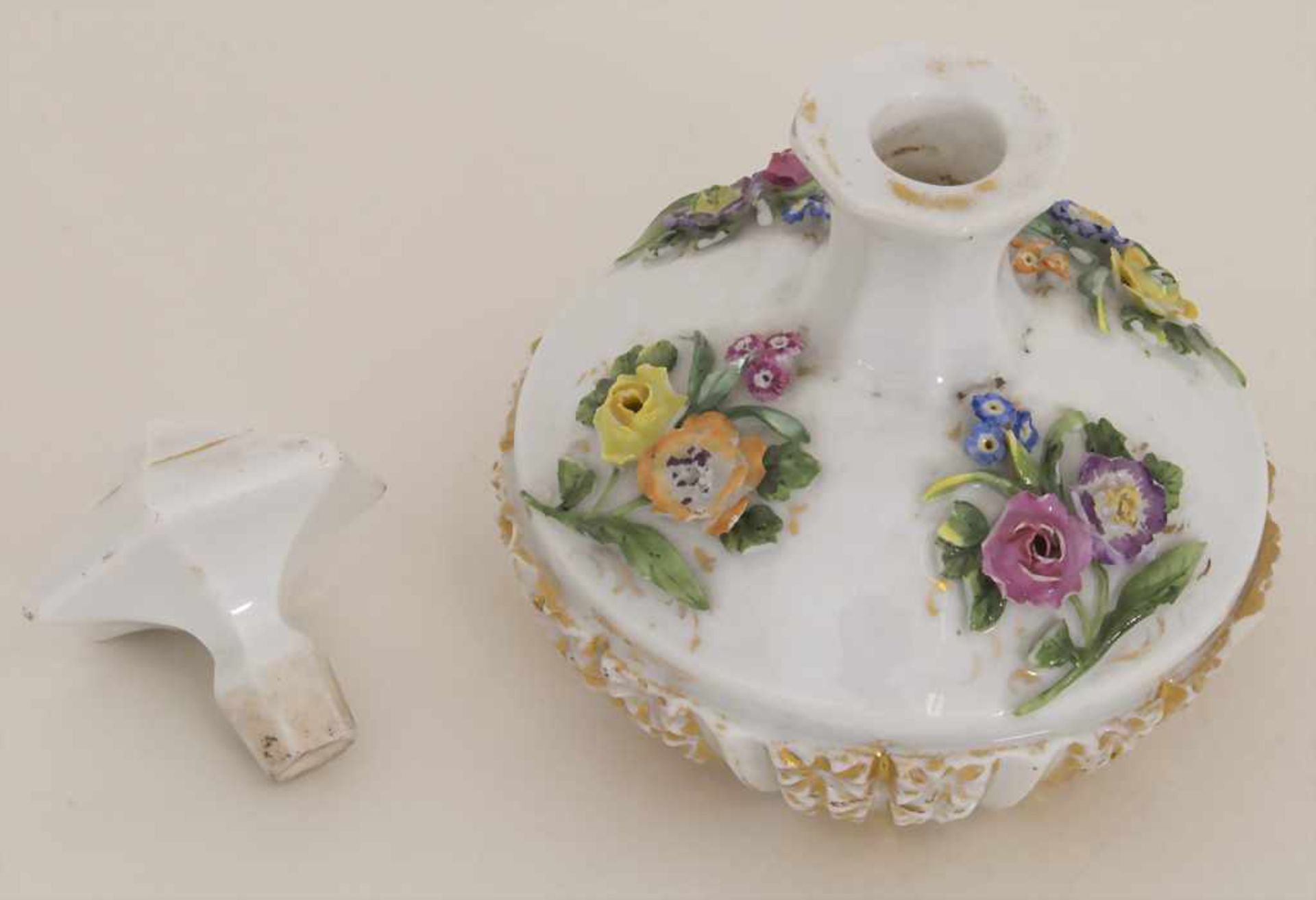 Porzellanflakon mit aufgelegten Blüten / A porcelain perfume bottle with encrusted flowers, Meissen, - Image 5 of 8
