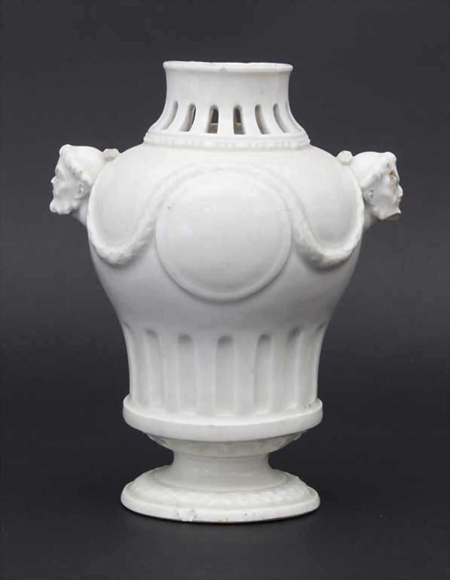 Frühe Potpourri-Vase mit Maskaronen / An early potpouri vase with mascarons, wohl deutsch, frühes