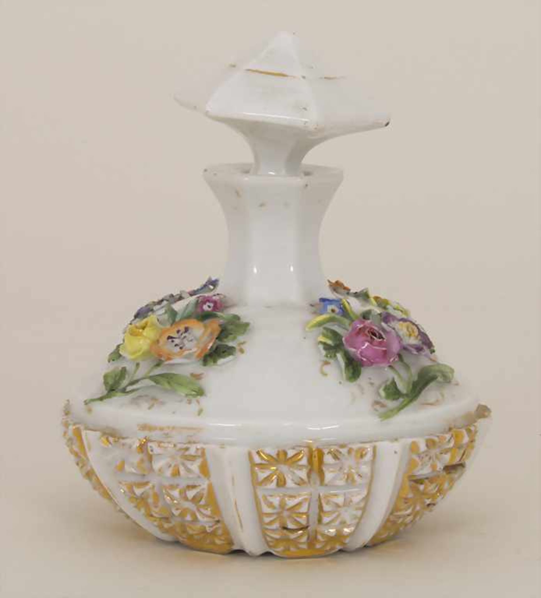 Porzellanflakon mit aufgelegten Blüten / A porcelain perfume bottle with encrusted flowers, Meissen,