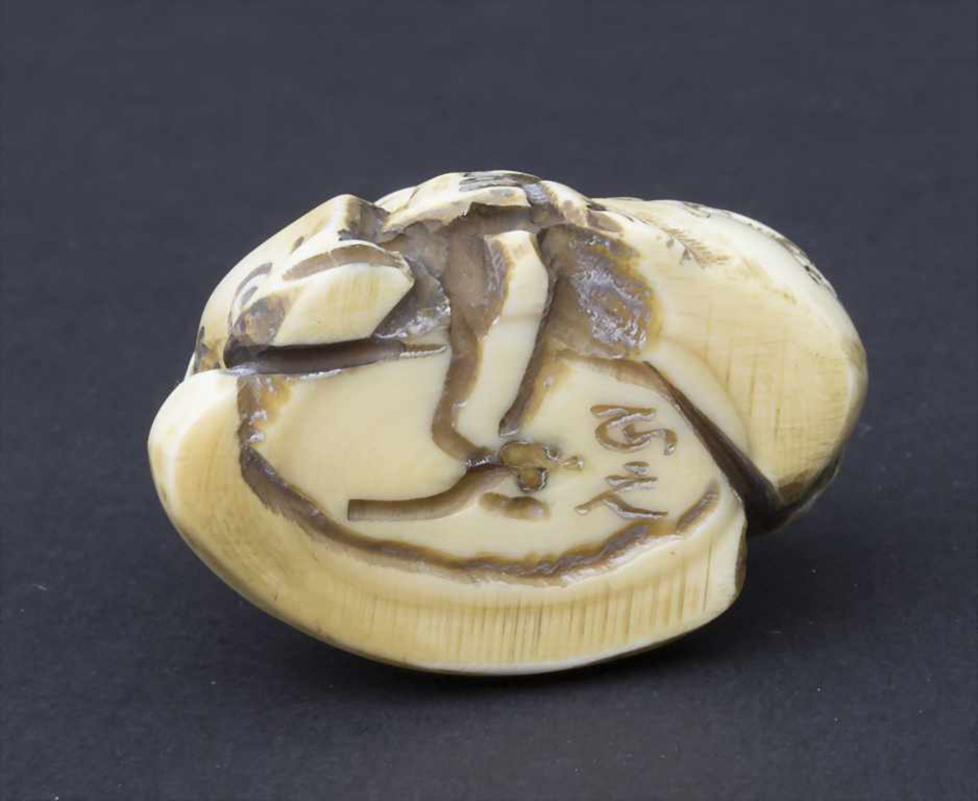 Netsuke 'Man mit Kind im Sack' / A netsuke 'man with child in a bag', Japan, um 1900 - Image 5 of 6