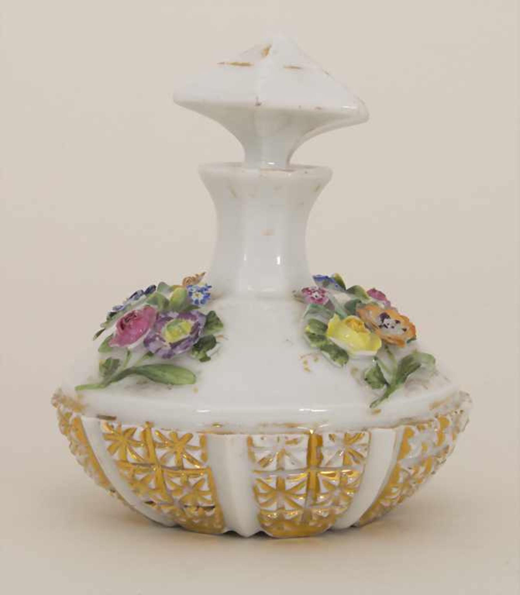 Porzellanflakon mit aufgelegten Blüten / A porcelain perfume bottle with encrusted flowers, Meissen, - Image 3 of 8