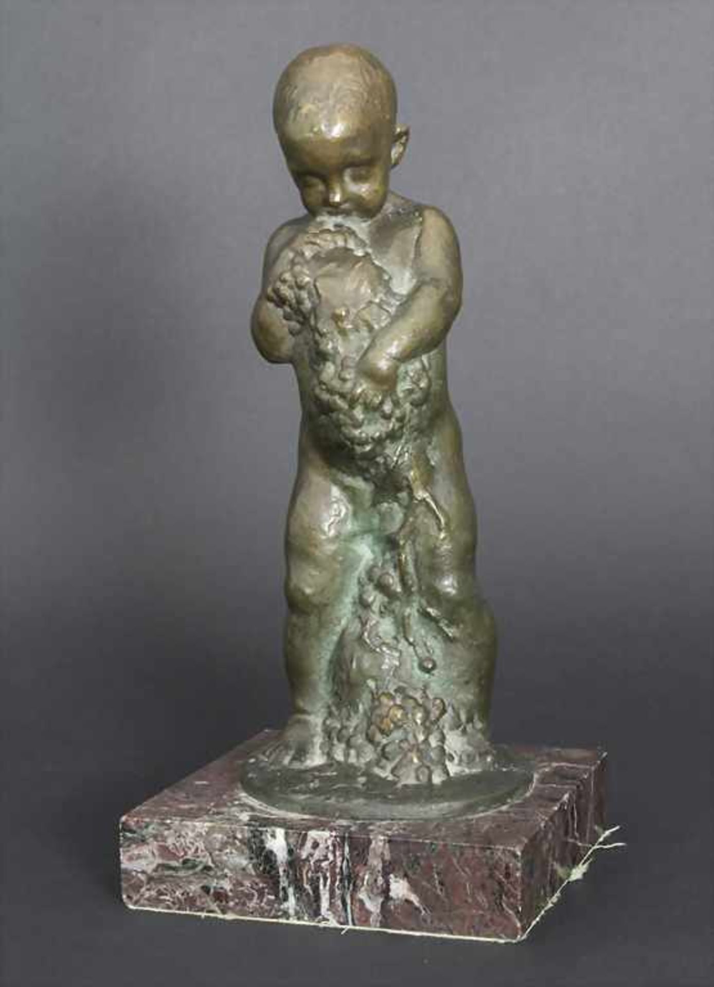 Bronzefigur 'Putto mit Trauben' / A bronze figure 'Putto with grapes'