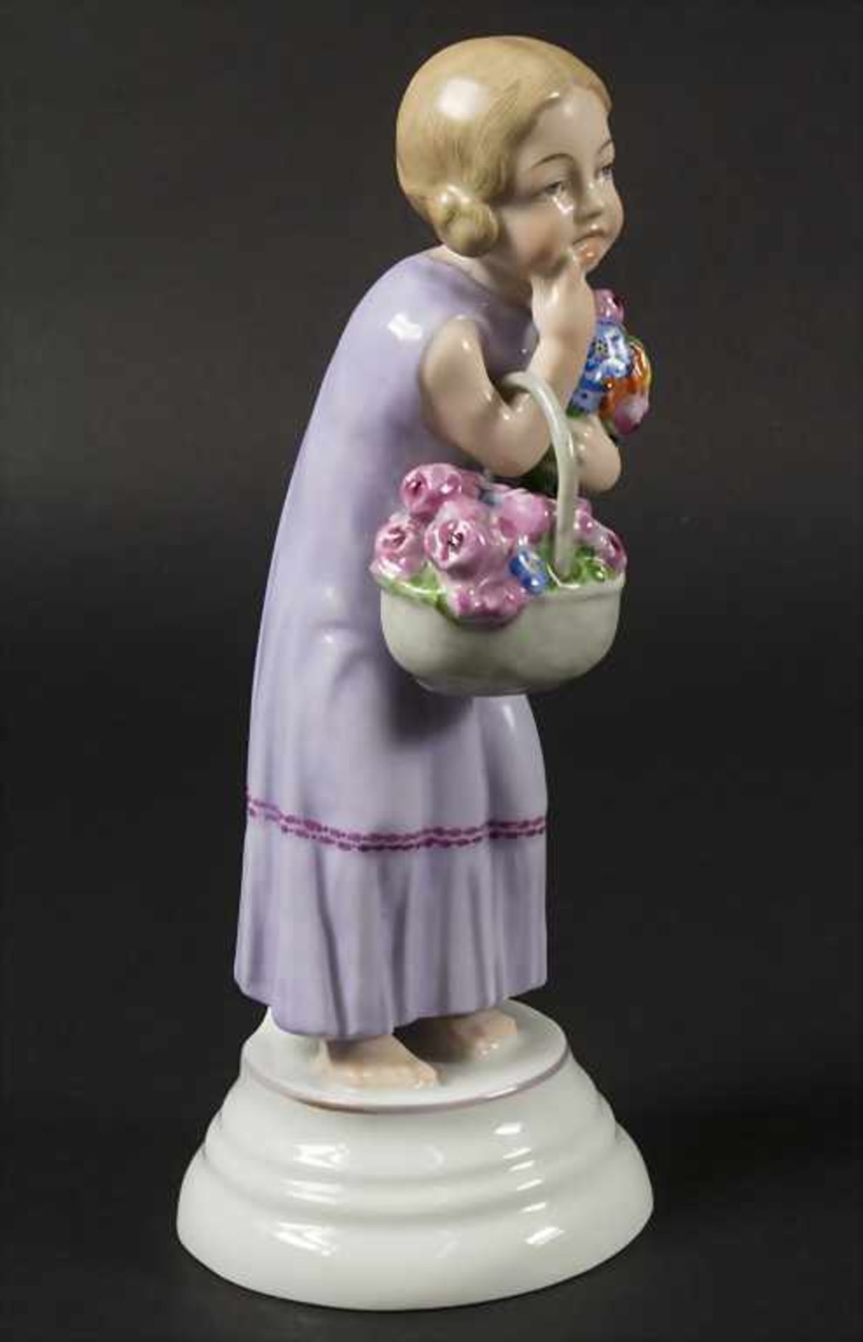 Seltene Figur eines Mädchens mit Blumenkorb / A rare figure of a girl with flowers, Rosenthal, Selb, - Image 3 of 6