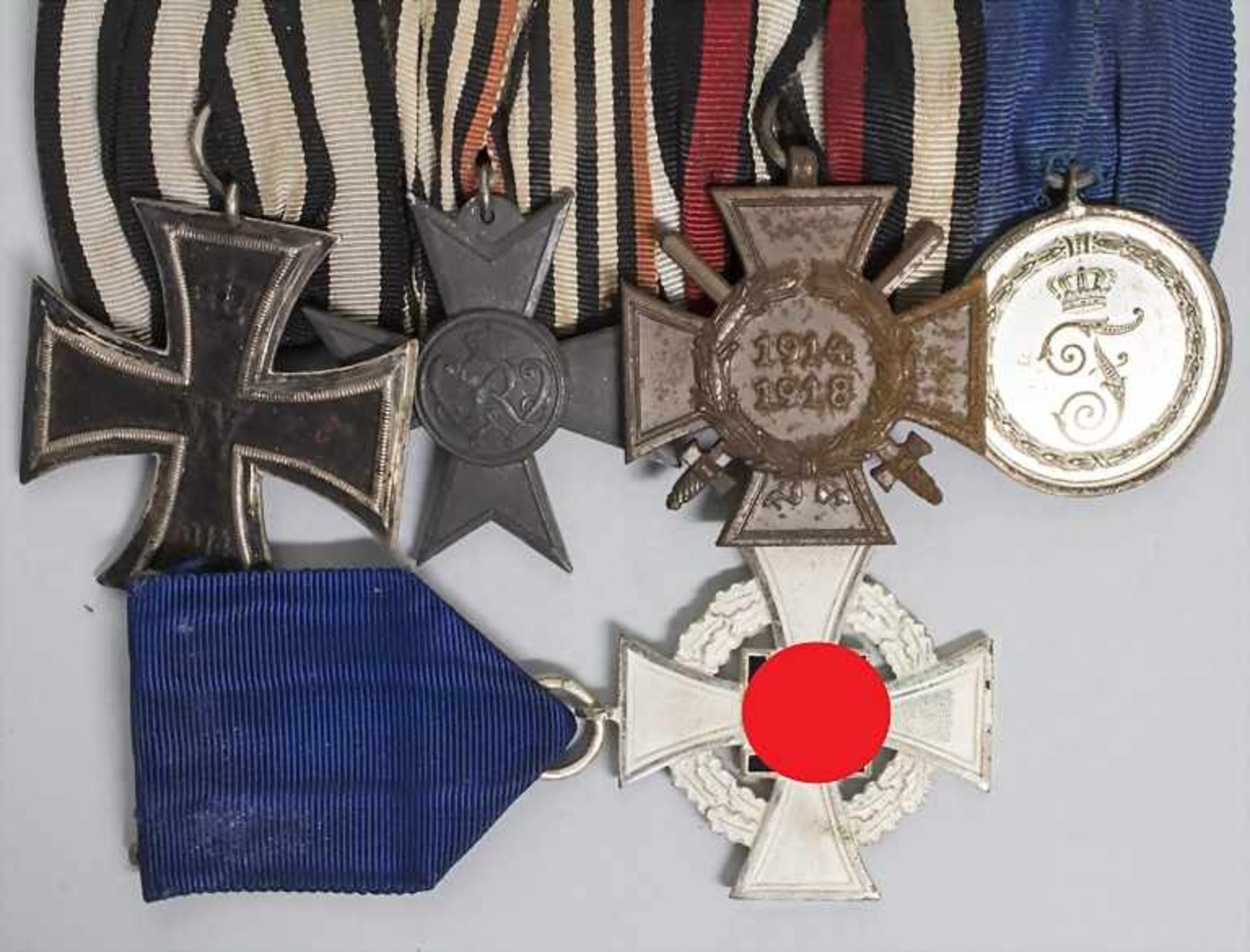 Ordensspange mit Orden und Ehrenzeichen / A medal clasp with orders and decorations, Kaiserreich und