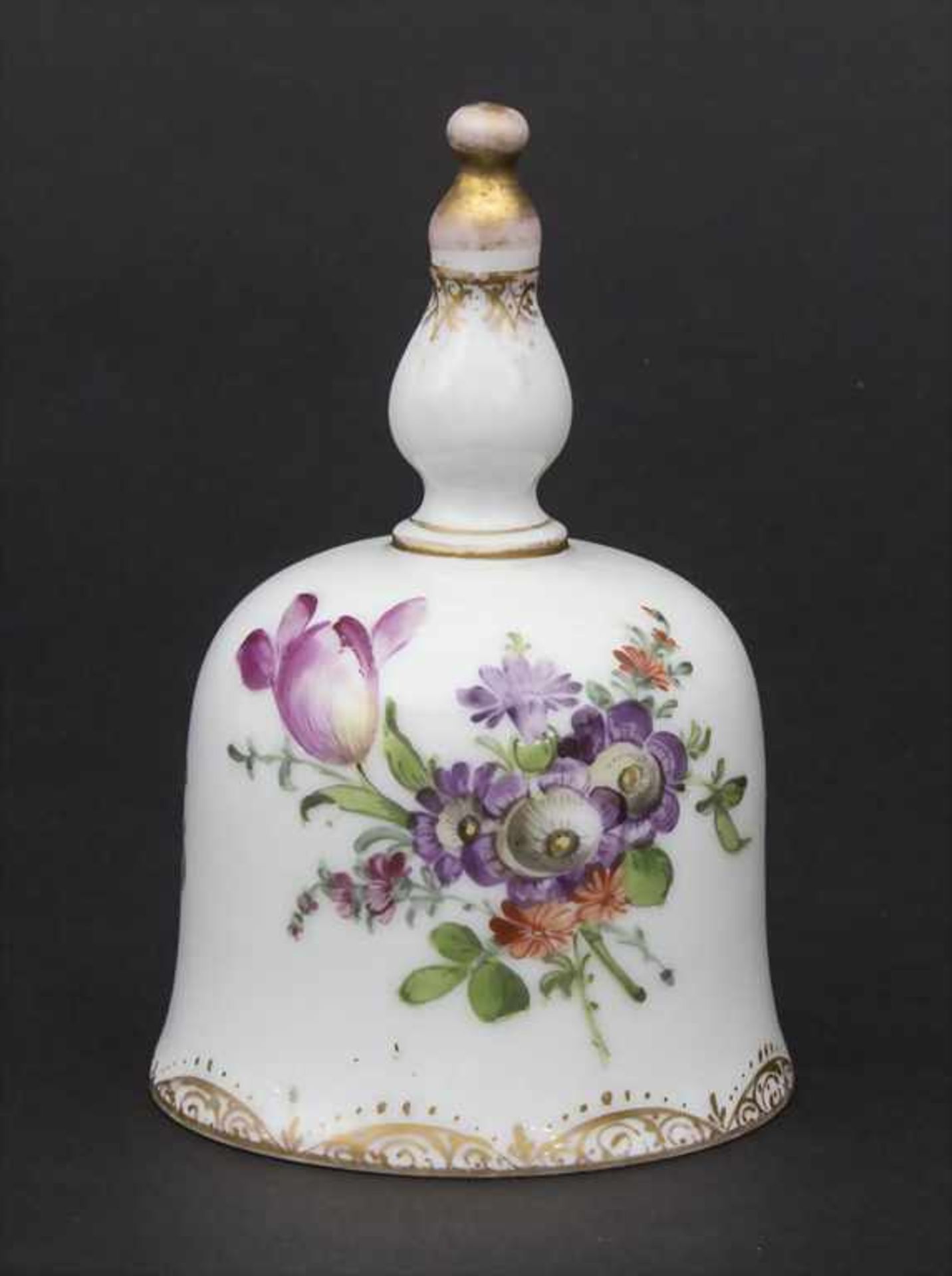 Tischglocke mit Blumenmalerei / A table bell with flowers, wohl Carl Thieme, Potschappel, Ende 19.