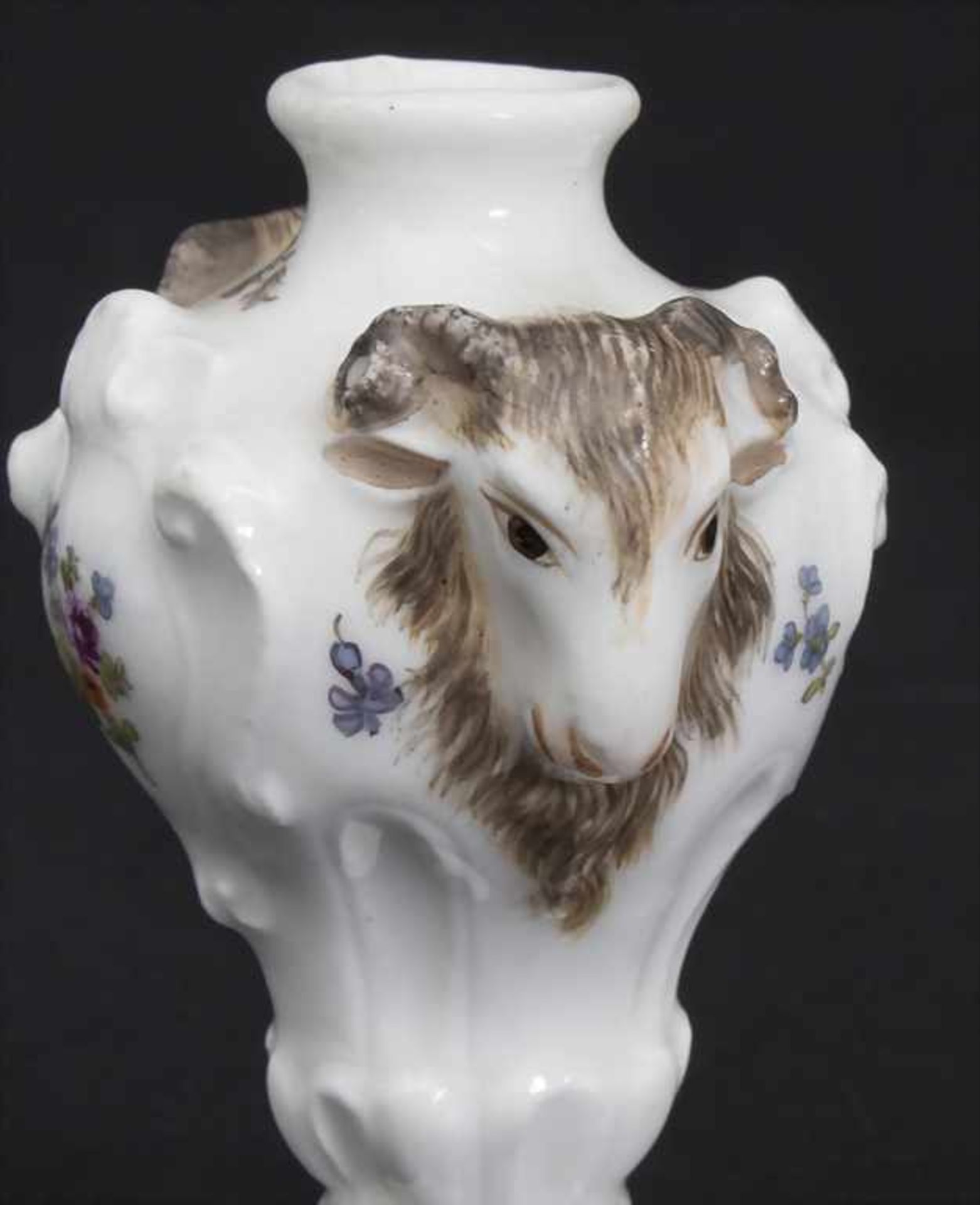 Paar Miniatur Vasen mit Widderköpfen auf Postamenten / A pair of miniature vases with ram heads on - Bild 5 aus 9
