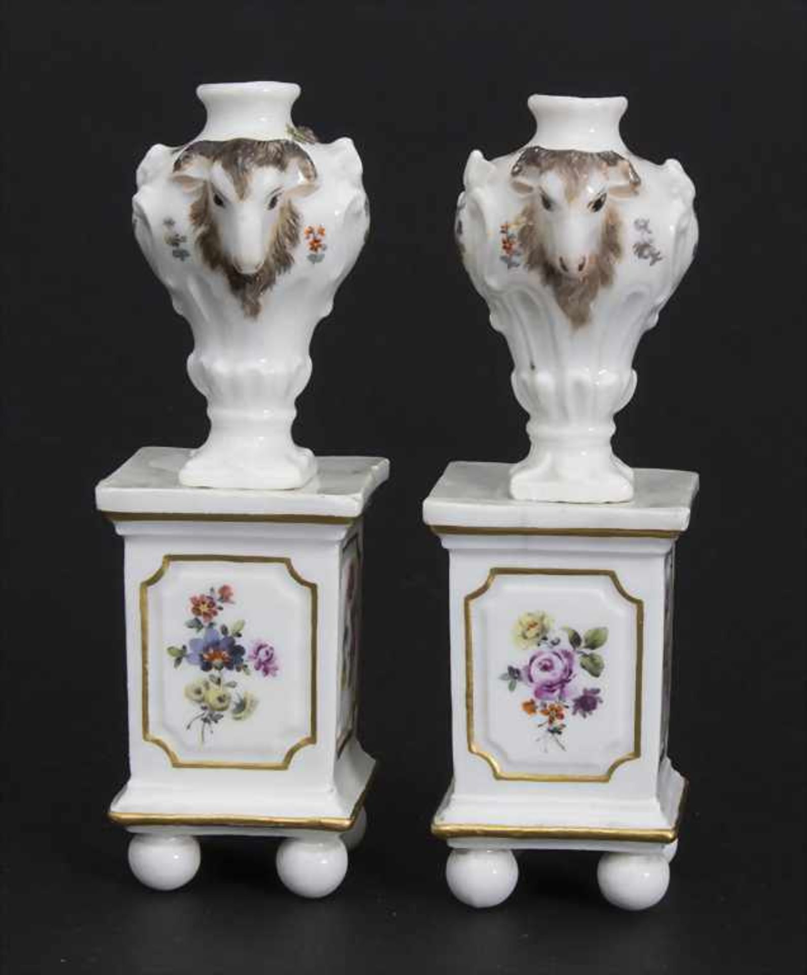 Paar Miniatur Vasen mit Widderköpfen auf Postamenten / A pair of miniature vases with ram heads on - Image 4 of 9