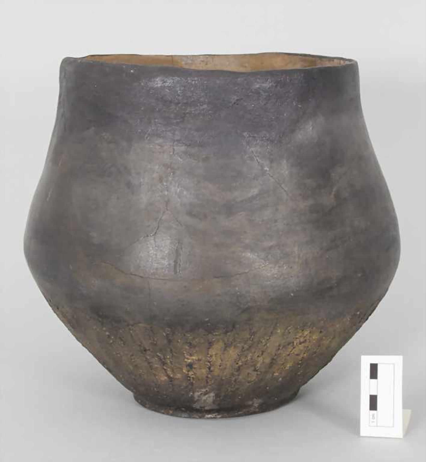 Bronzezeitliches Keramik-Gefäß / A Bronze Age ceramic vessel, Lausitzer Kultur, 9. - 6. Jh. v. Chr. - Image 2 of 6