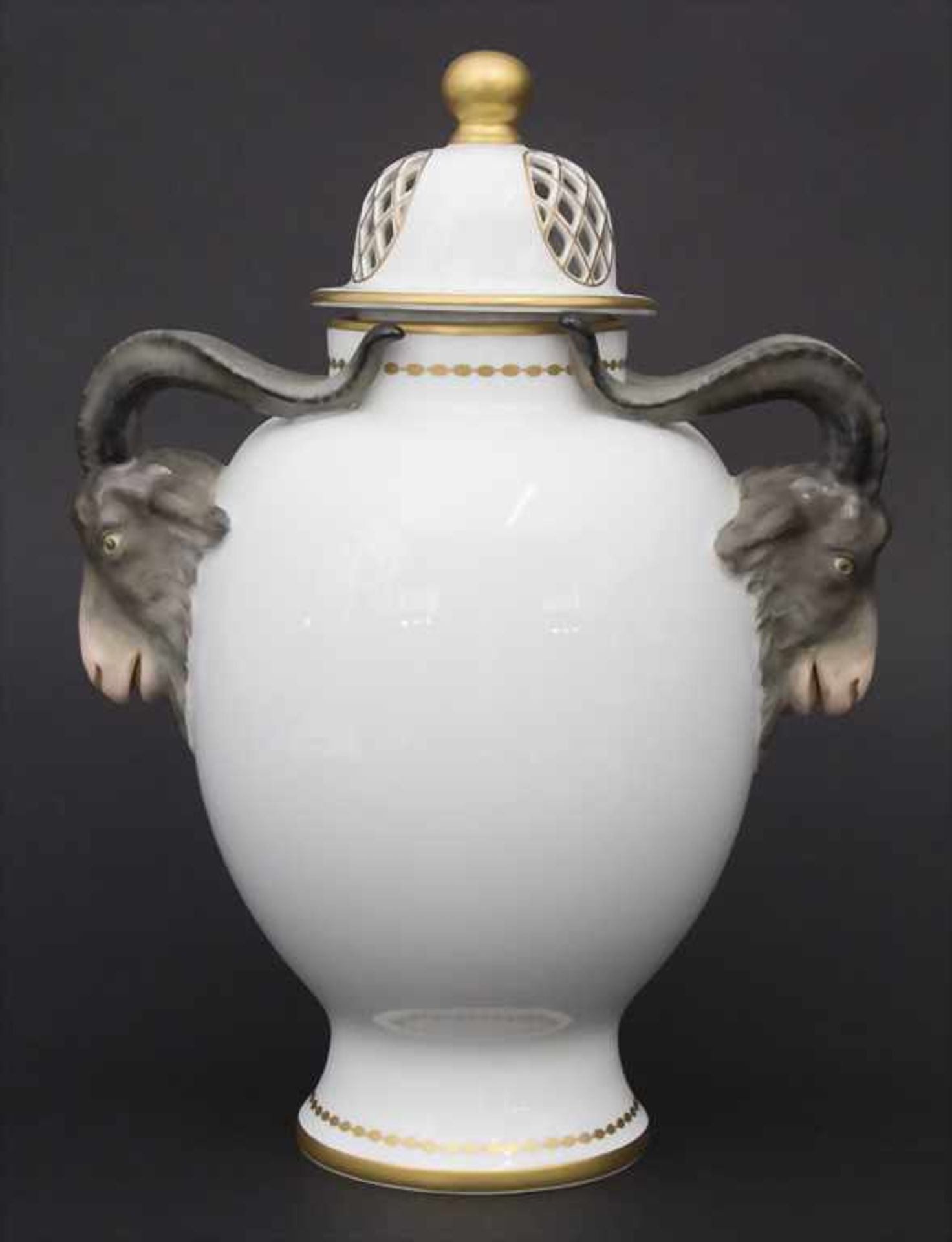 Große Deckelvase mit Lilien und Anemonen / A potpourri vase with ram head handles, Fürstenberg, um - Bild 8 aus 12