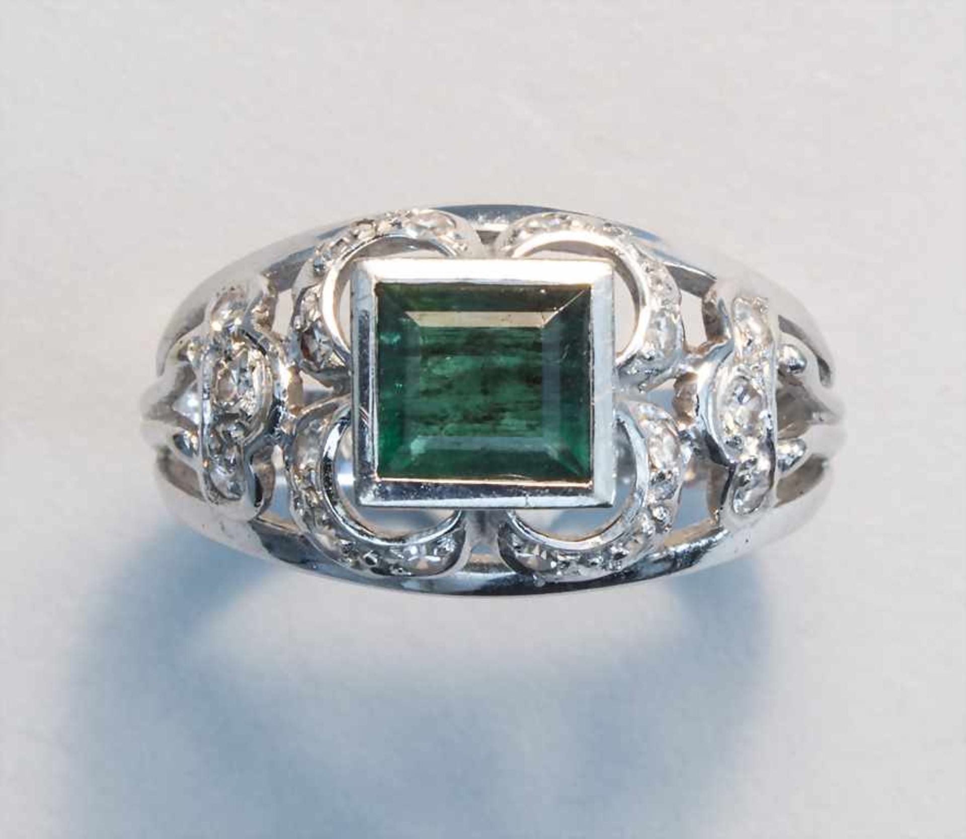 Damenring mit grünem Turmalin und Diamanten / A ladies ring with a green tourmaline and