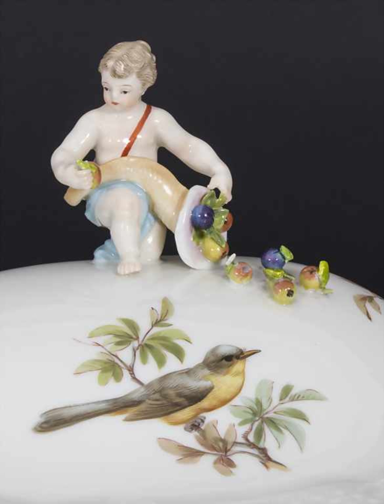 Deckelterrine mit Mädchen und Füllhorn als Knauf / A lidded tureen with a girl and a cornucopia as - Bild 10 aus 12