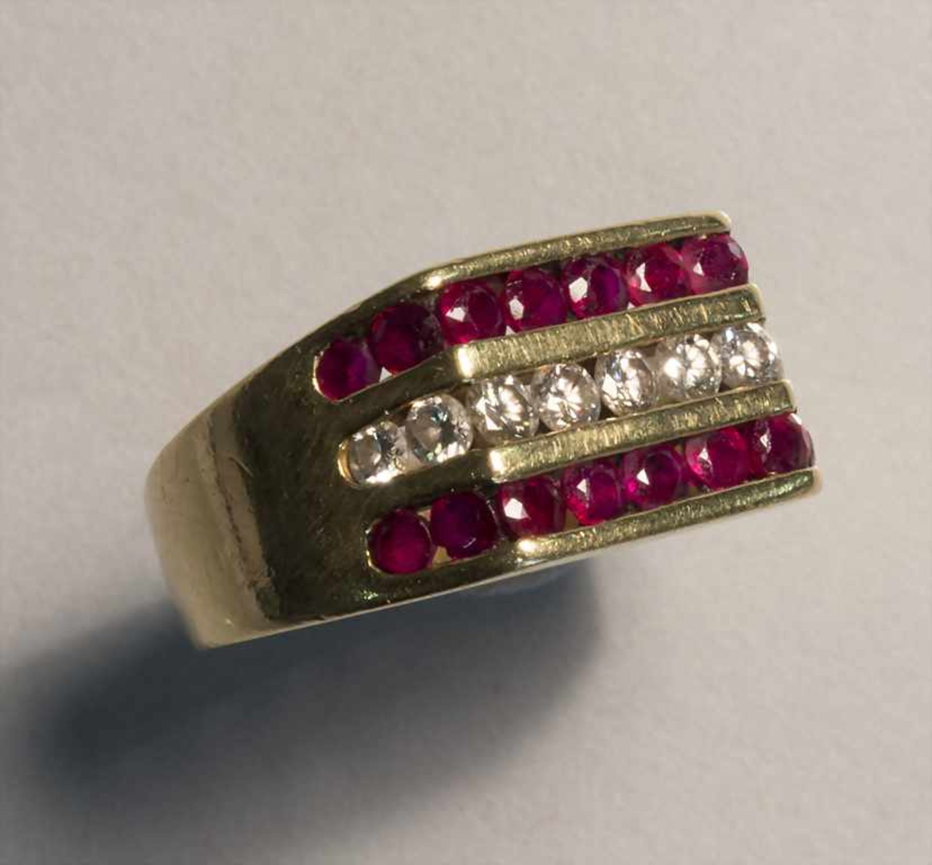 Damenring mit Rubinen und Diamanten / A ladies ring with rubies and diamonds