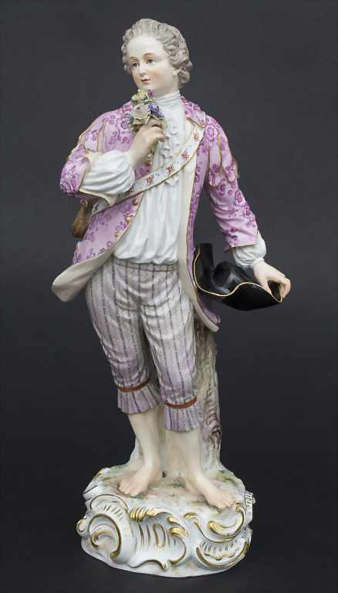 Große Figur eines jungen Mannes mit Blumenstrauß / A large figure of a young man, Meissen, um