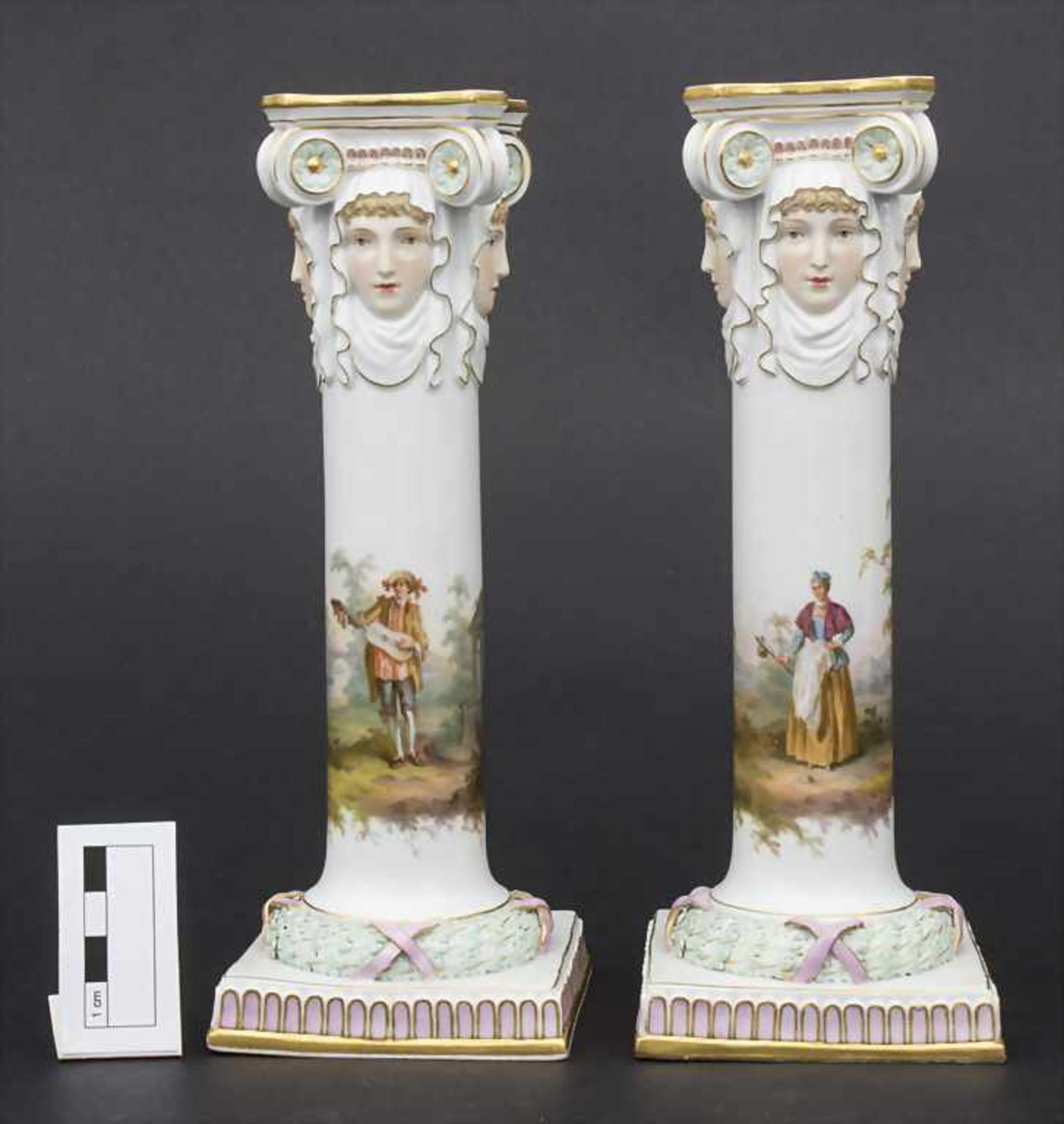 Paar Kerzenleuchter mit galanten Szenen / A pair of candlesticks with courting scenes, Meissen, - Bild 11 aus 17