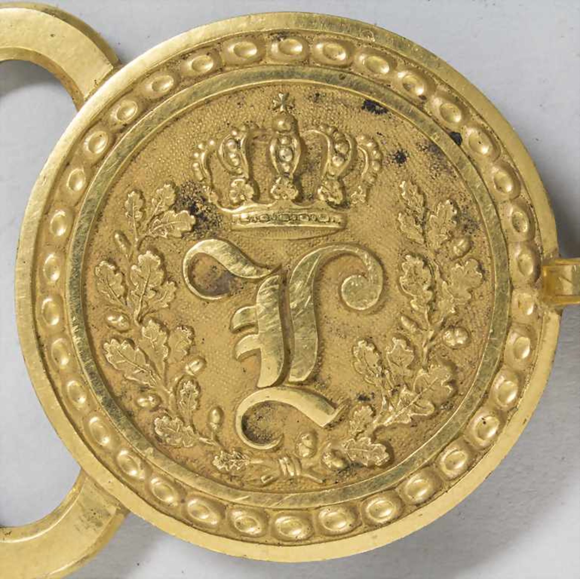 Schließe einer französischen Feldbinde / A French military belt lock / Boucle de ceinturon - Bild 2 aus 2