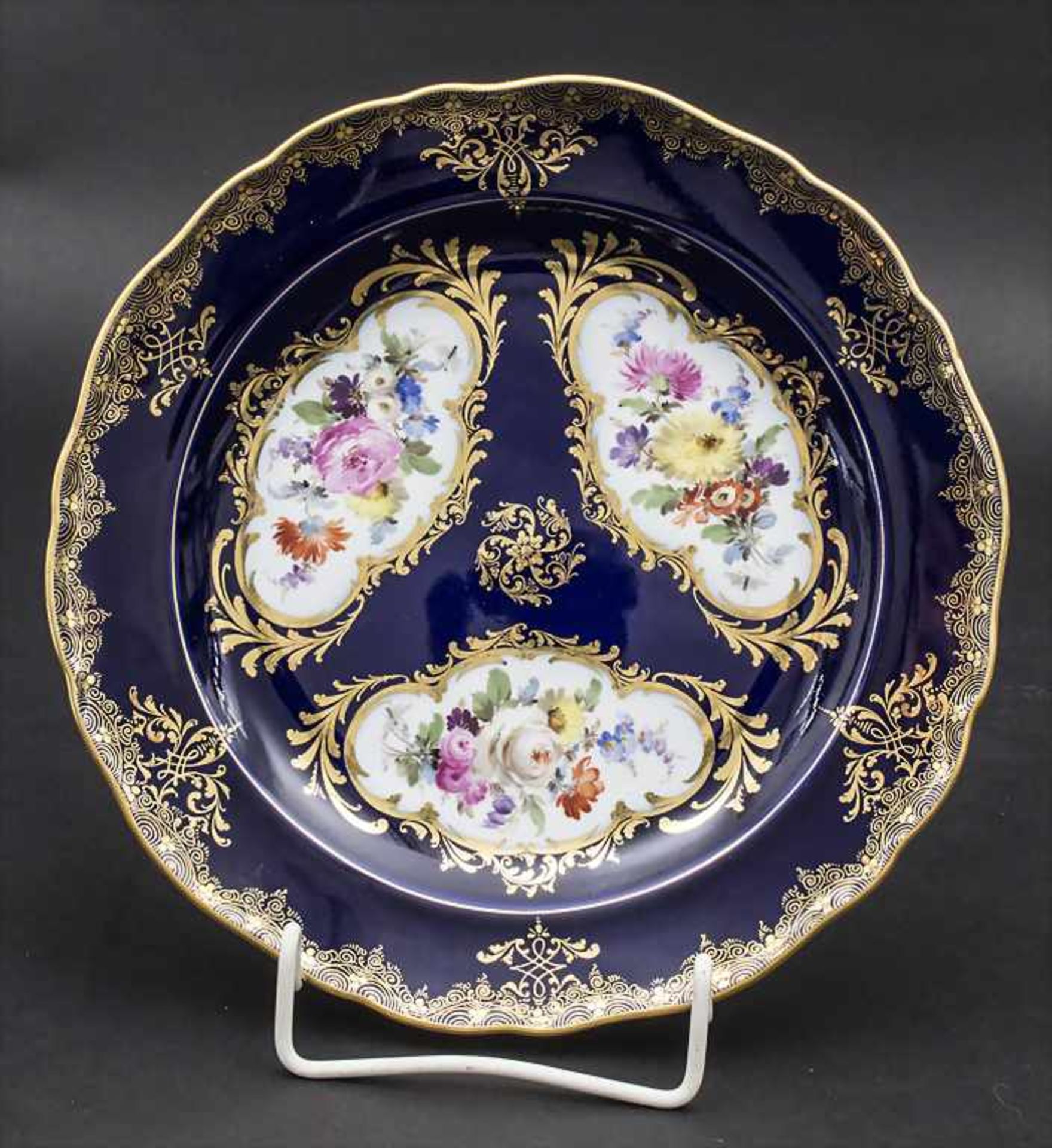 Prunkteller 'Amsterdamer Art' mit Blumenbouquets / A spendid plate 'Amsterdam Type' with flower