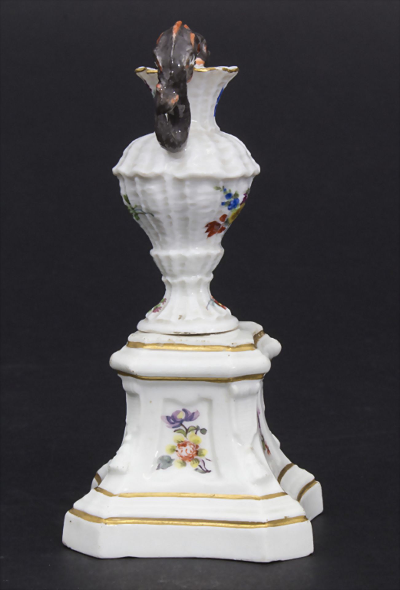 Miniatur Vase mit Delfinen auf Postament / A miniature vase with dolphins on a pedestal, Meissen, um - Image 5 of 11