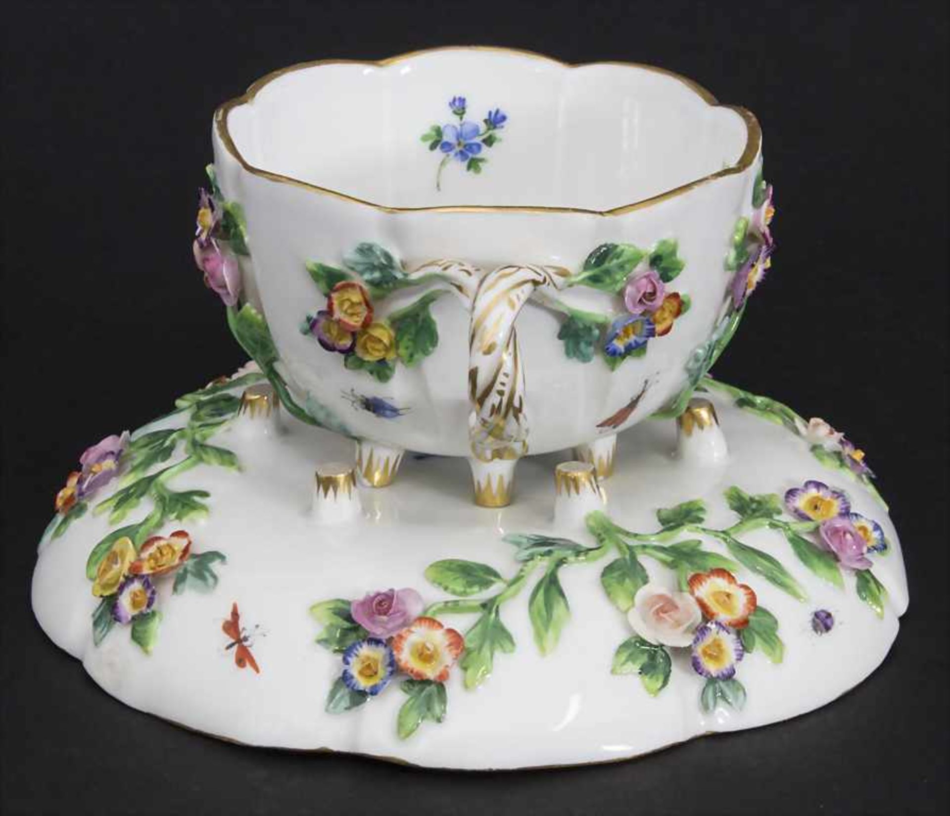 Tasse und Untertasse mit aufgelegten Blüten / A cup and saucer with encrusted flowers, Meissen, - Bild 7 aus 13