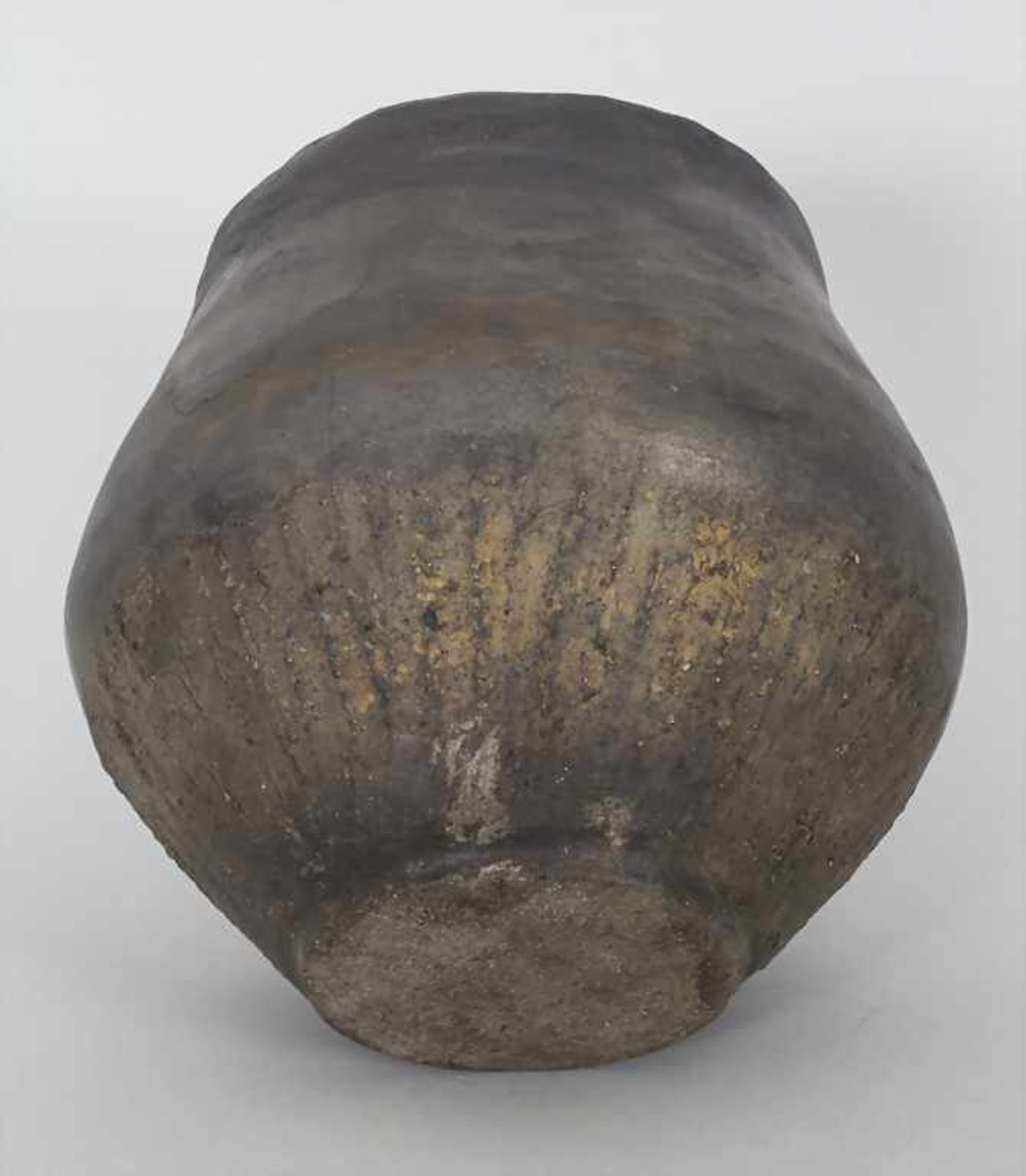 Bronzezeitliches Keramik-Gefäß / A Bronze Age ceramic vessel, Lausitzer Kultur, 9. - 6. Jh. v. Chr. - Image 5 of 6