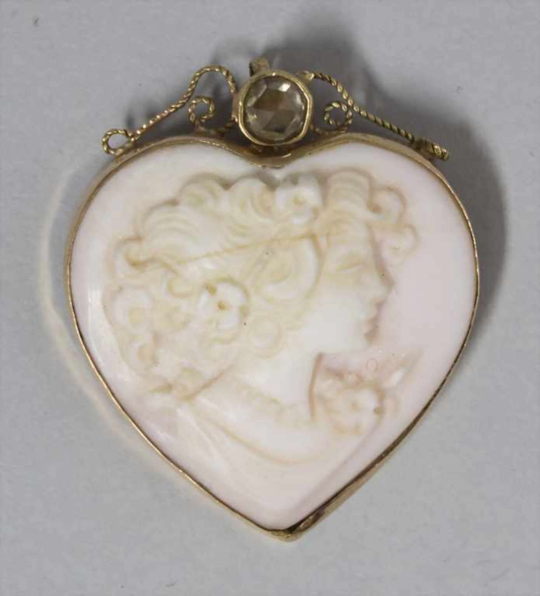 Kamee Anhänger / A gold pendant with cameo