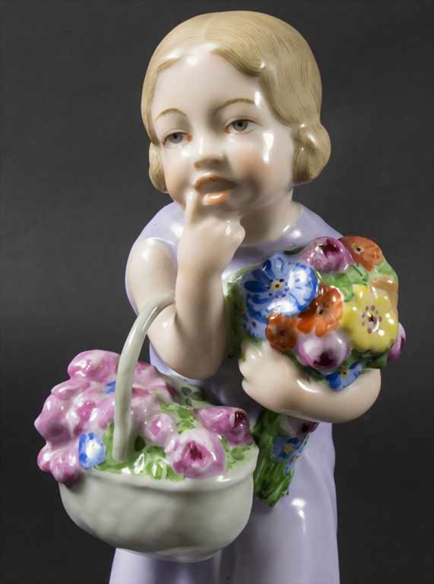 Seltene Figur eines Mädchens mit Blumenkorb / A rare figure of a girl with flowers, Rosenthal, Selb, - Bild 2 aus 6