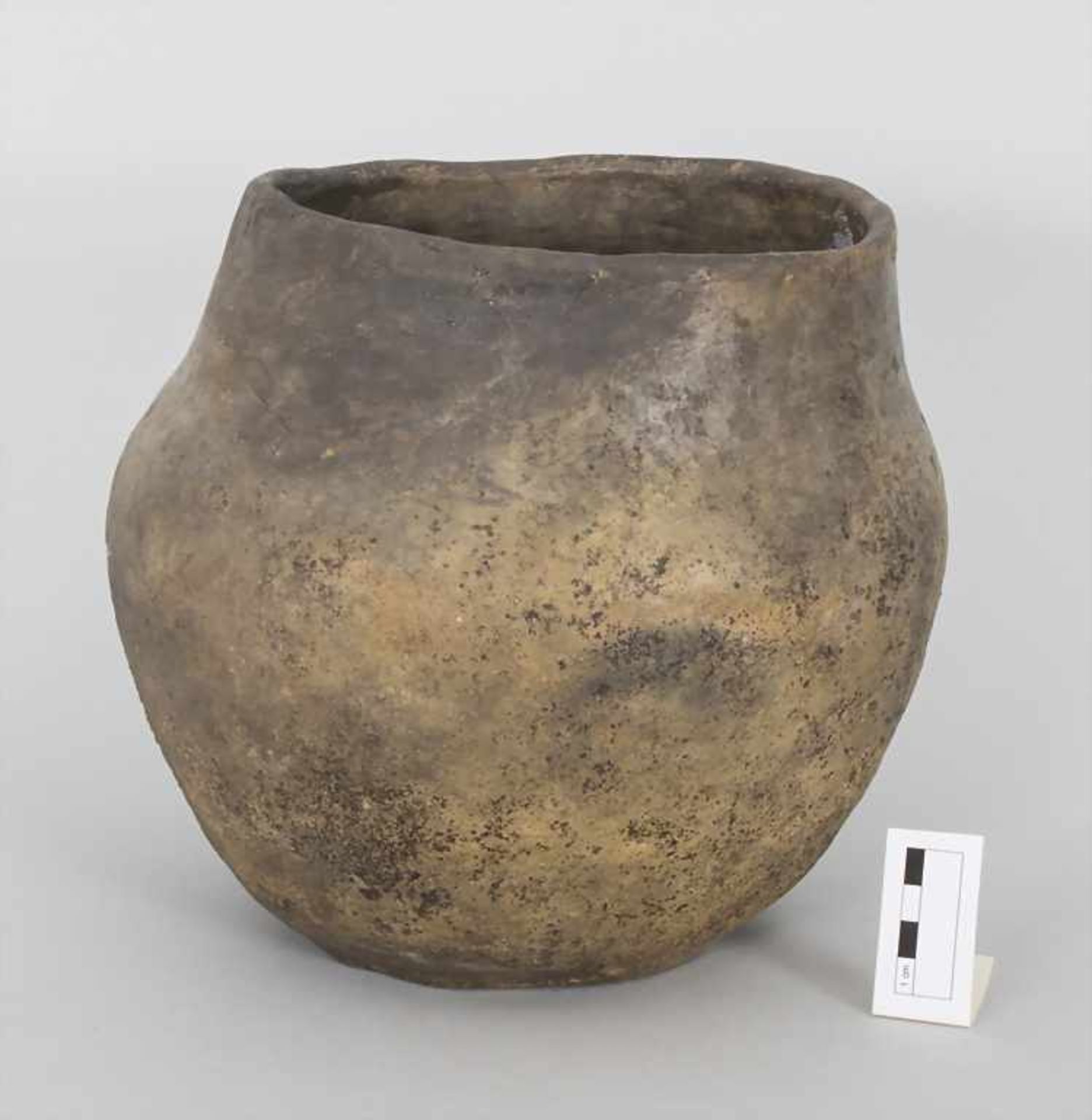 Bronzezeitliches Keramik-Gefäß / A Bronze Age ceramic vessel, Lausitzer Kultur, 9. - 6. Jh. v. Chr. - Image 2 of 5