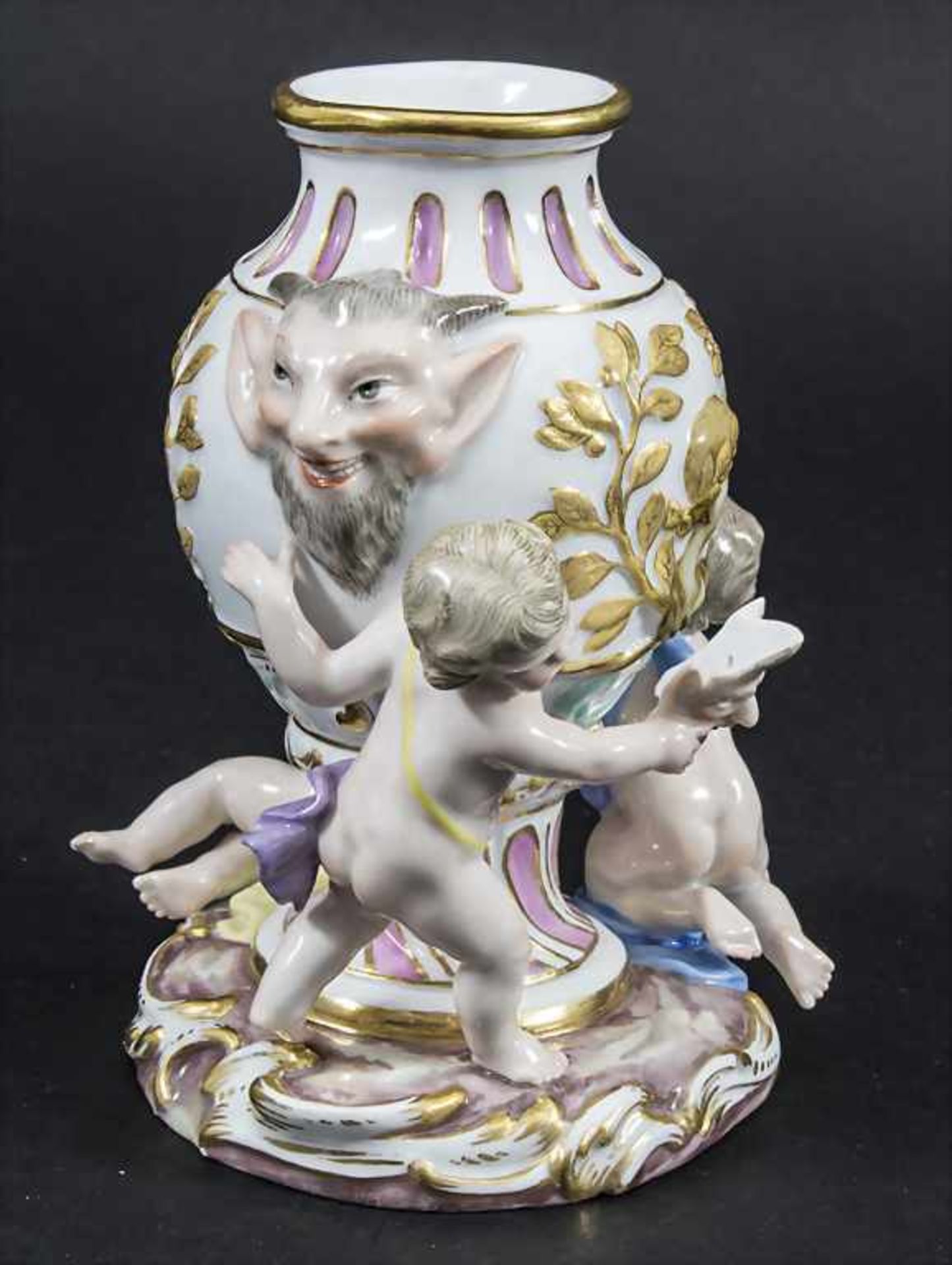 Vase mit Satyr Maskarons und 3 Amoretten / A vase with satyr mascarons and 3 cherubs, Meissen, um - Bild 2 aus 11