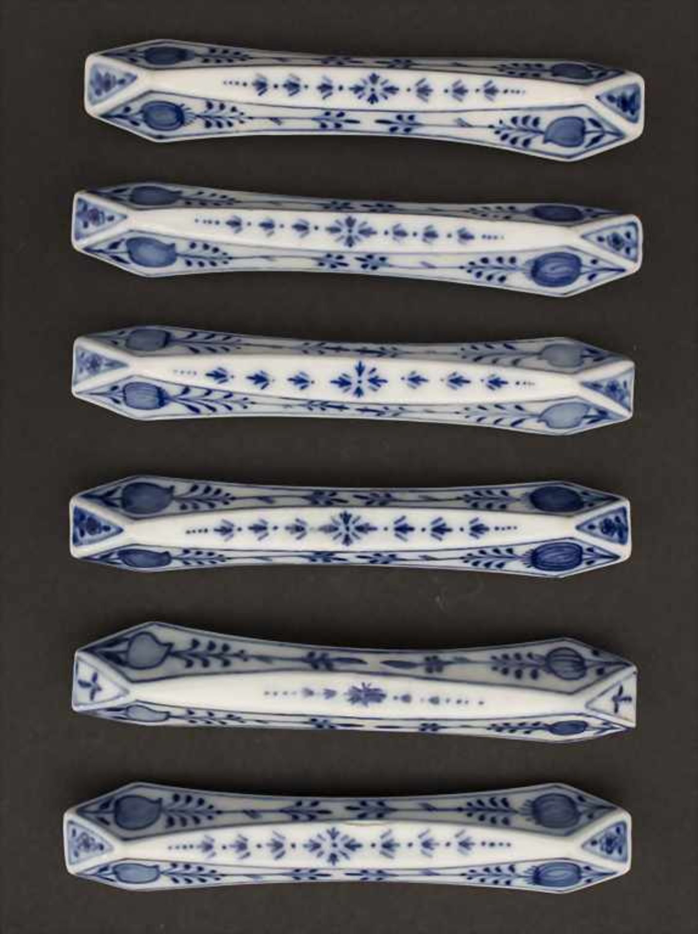 6 Messerbänke mit Zwiebelmuster / A set of 6 knife rests with onion pattern, Meissen, um