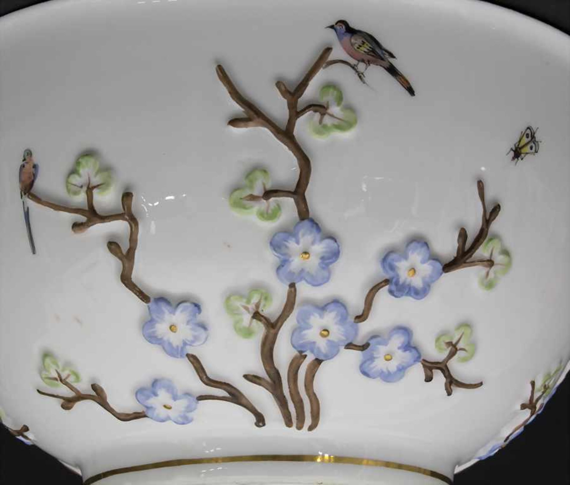 Schale mit Kirschblütenzweigen, Vögeln und Insekten / A bowl with cherry blossom branches, birds and - Bild 8 aus 8