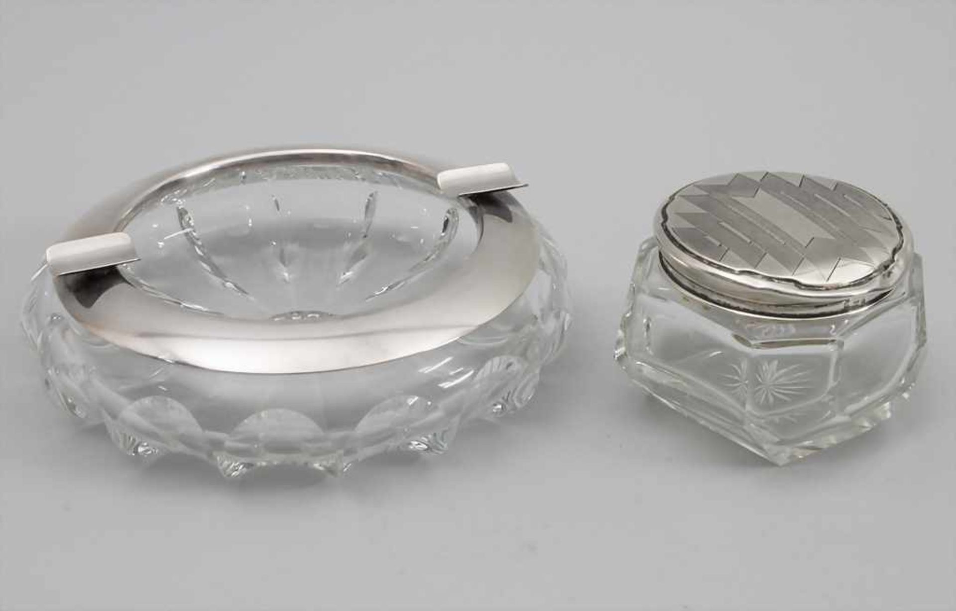 Aschenbecher und Tabatiere / A silver ashtray and snuff box, um 1930