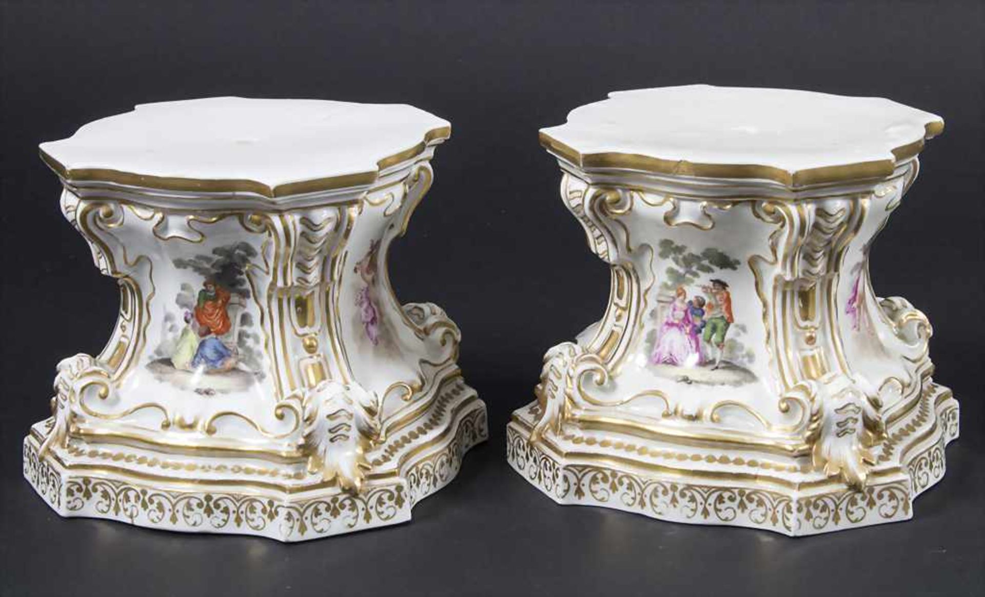 Paar frühe Sockel mit Watteau Malerei / A pair of early pedestals, Meissen, um 1745