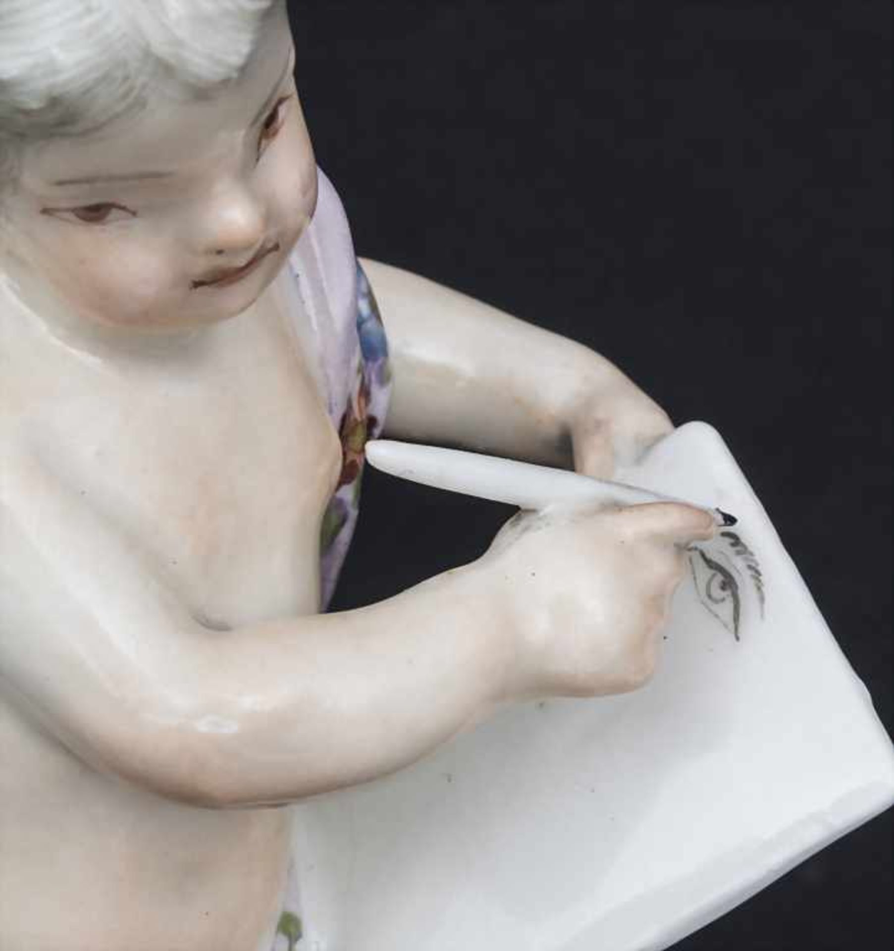 Putto mit Zeichenfeder / A drawing cherub, Meissen, Mitte 18. Jh. - Bild 7 aus 9