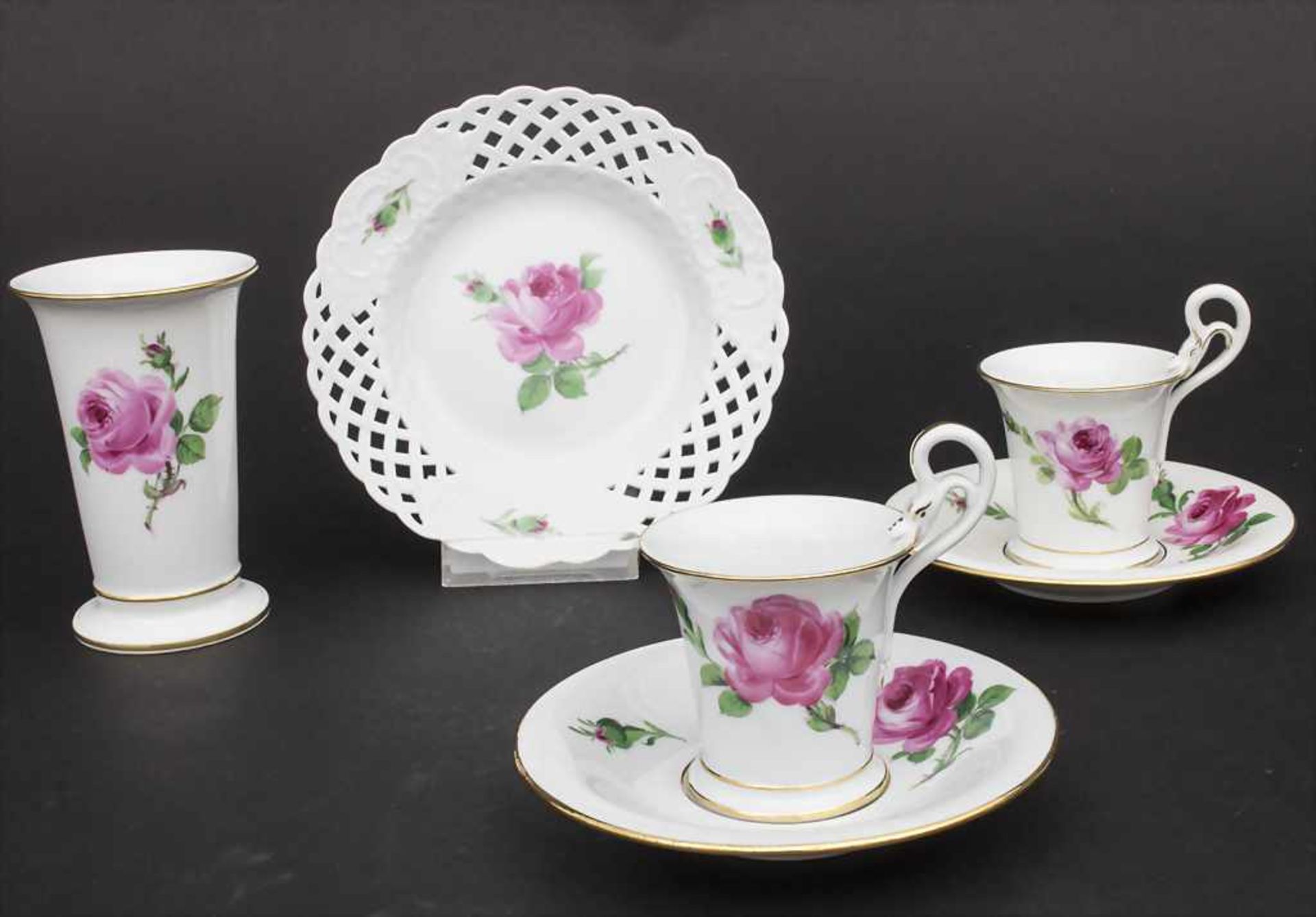 Konvolut Porzellane mit Rosendekor / A set of porcelain with roses, Meissen, 20. Jh.
