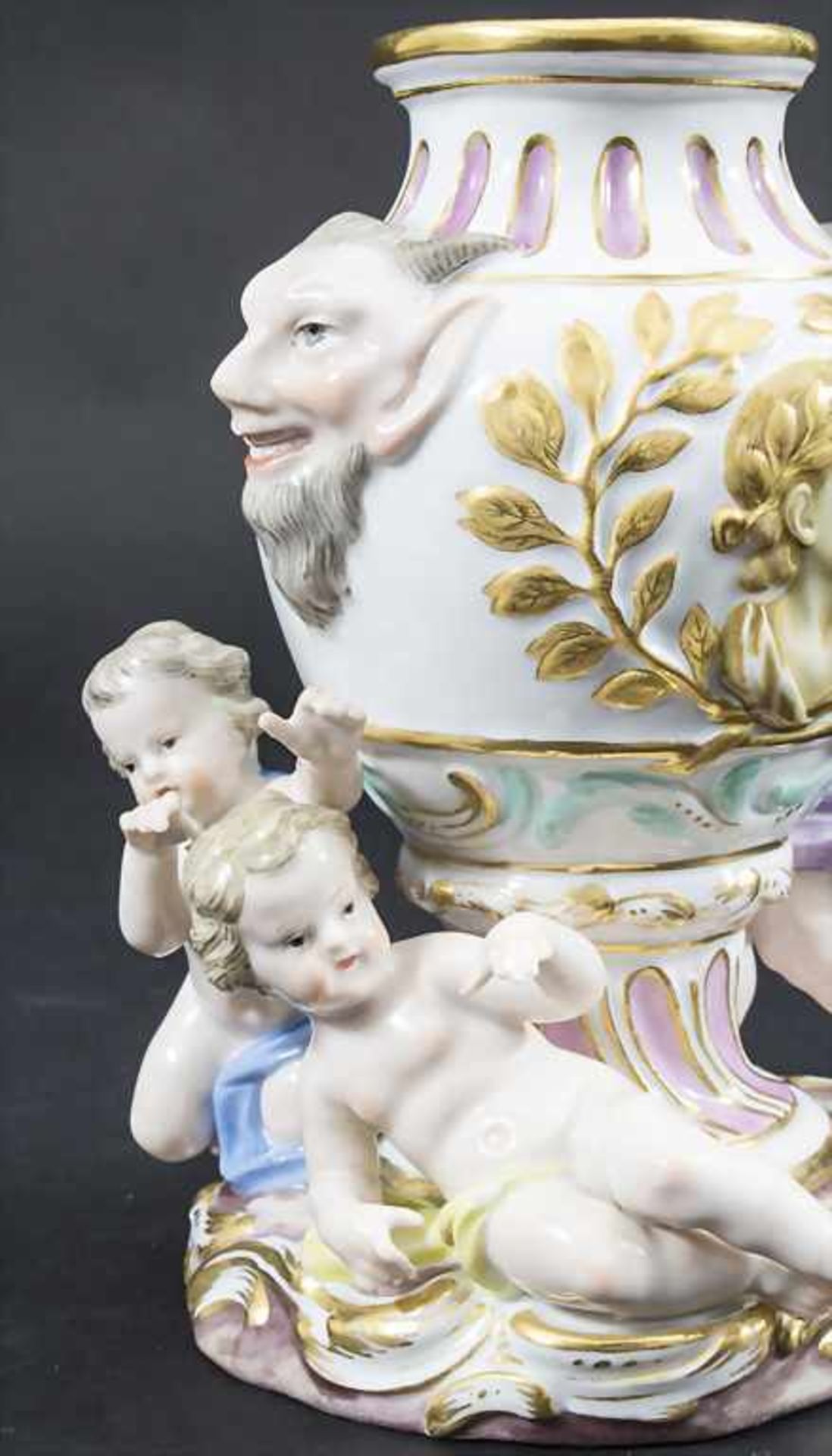 Vase mit Satyr Maskarons und 3 Amoretten / A vase with satyr mascarons and 3 cherubs, Meissen, um - Bild 3 aus 11