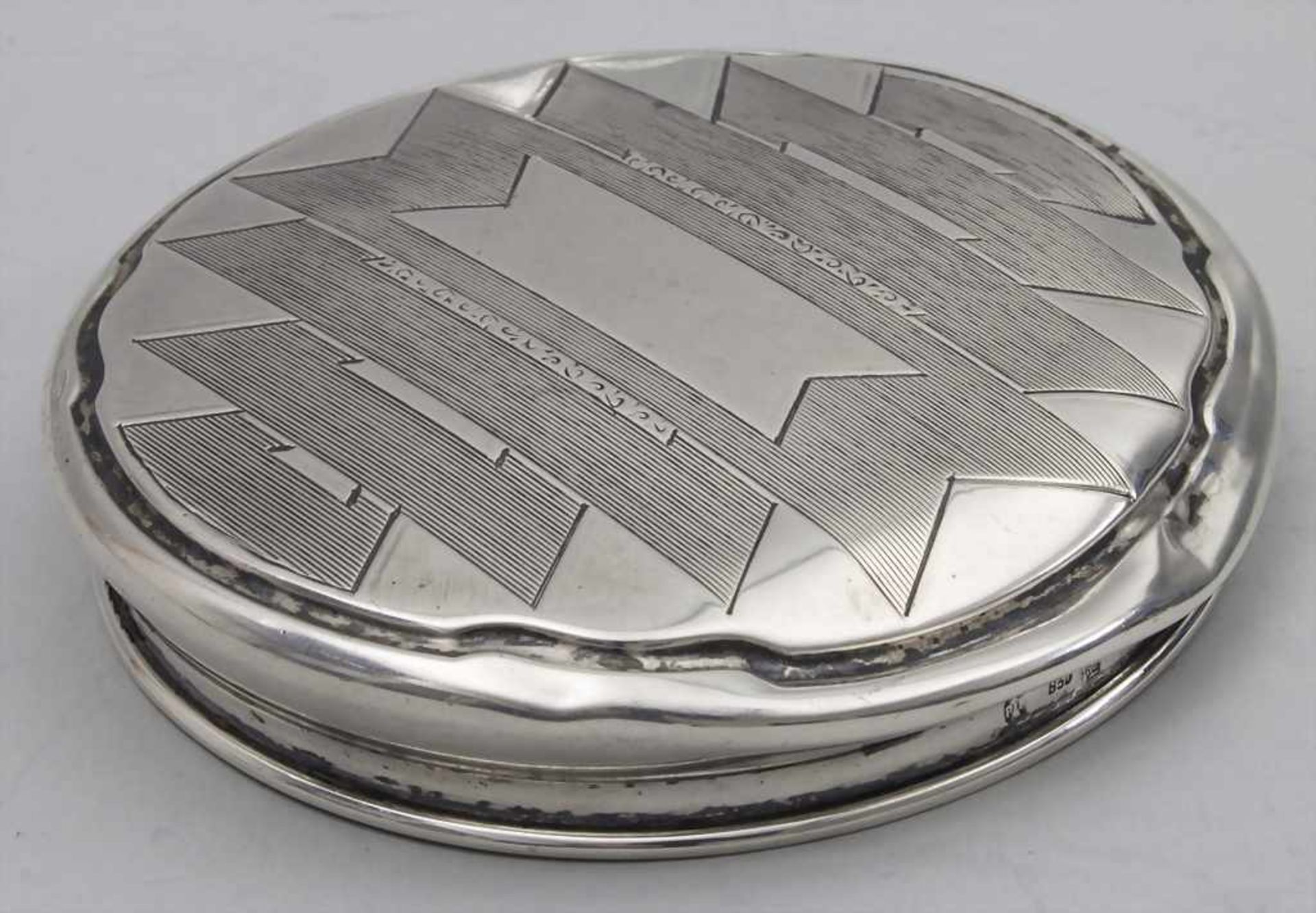 Aschenbecher und Tabatiere / A silver ashtray and snuff box, um 1930 - Bild 3 aus 4