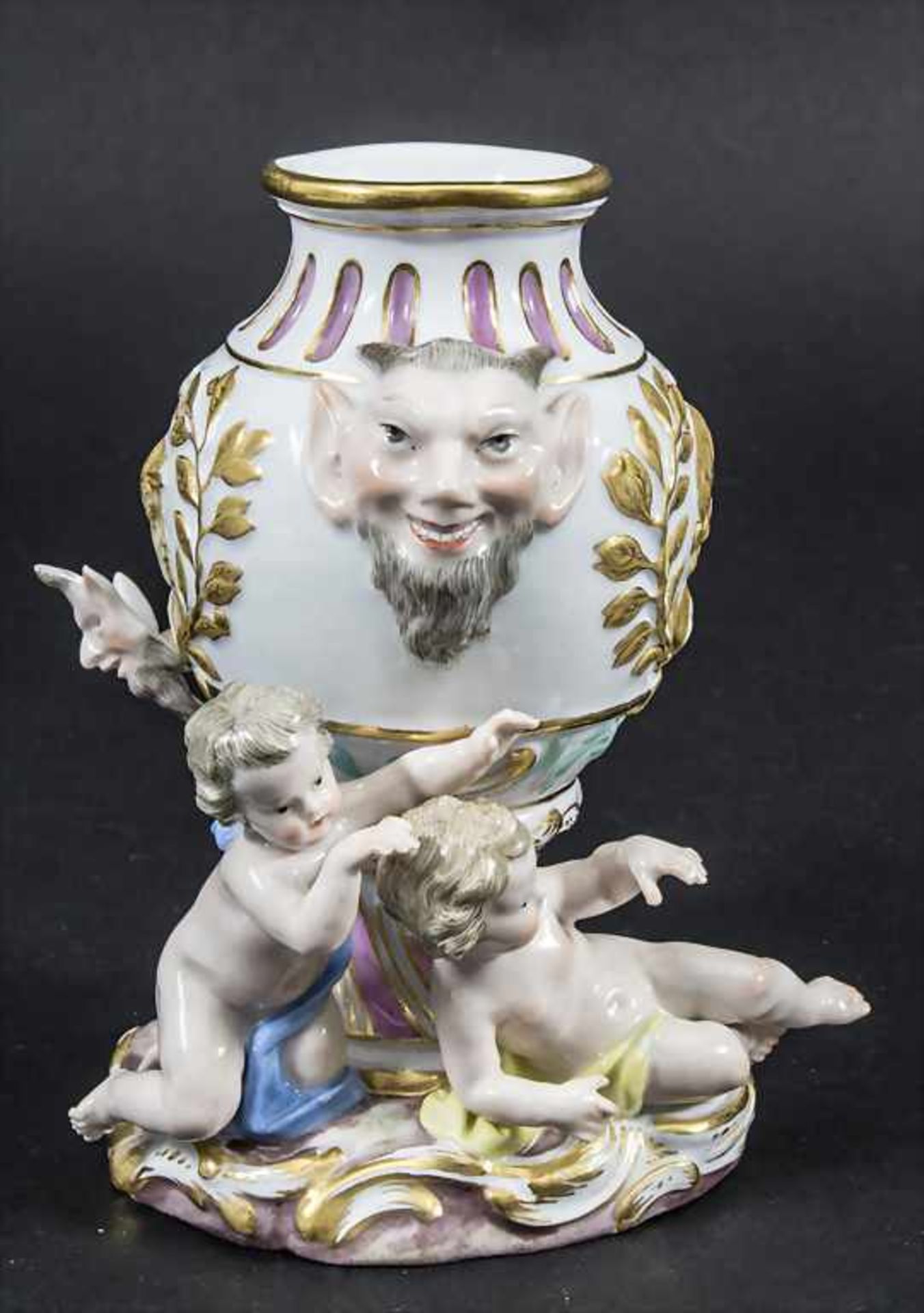 Vase mit Satyr Maskarons und 3 Amoretten / A vase with satyr mascarons and 3 cherubs, Meissen, um - Bild 6 aus 11