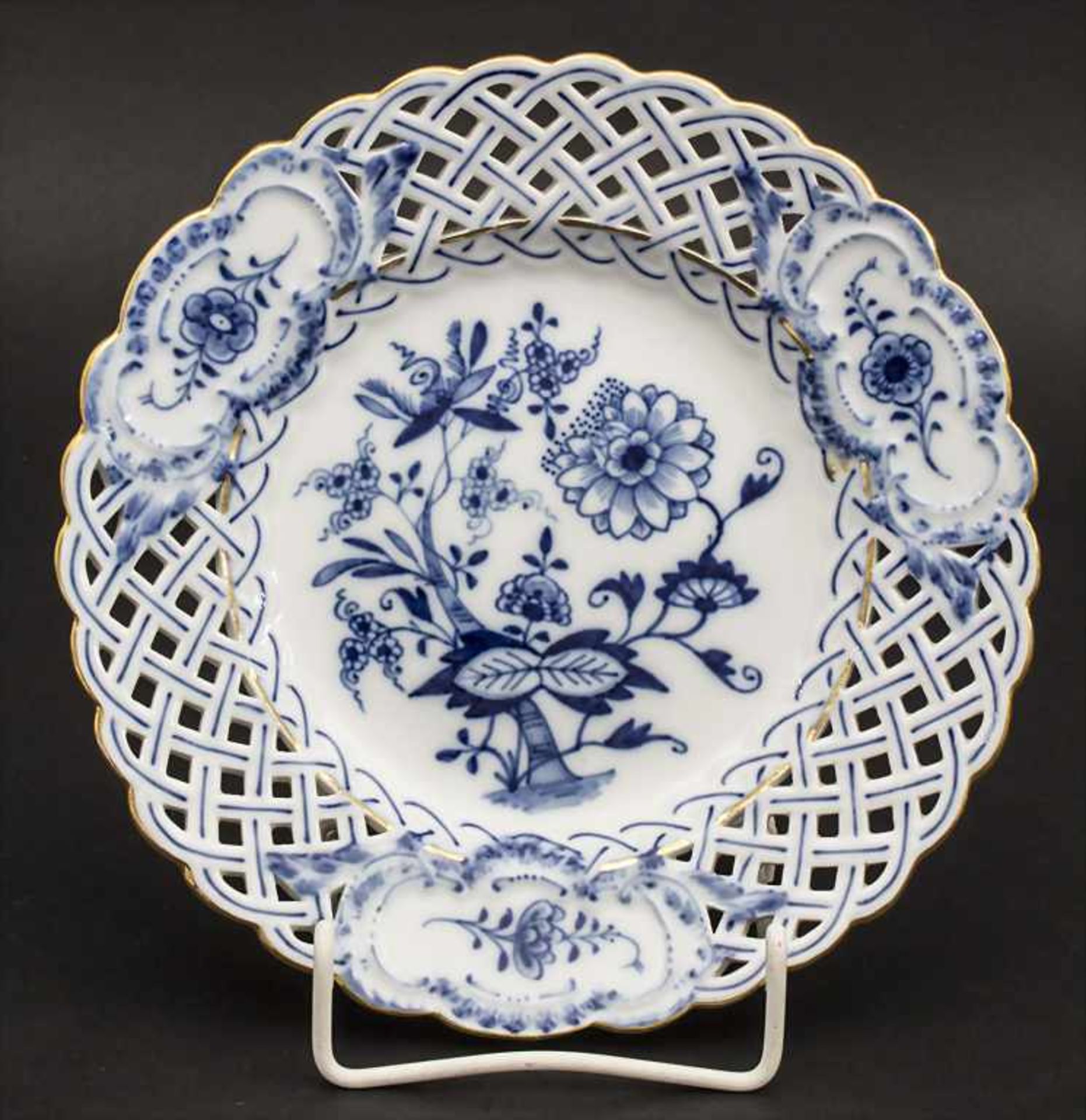 Durchbruchteller Zwiebelmuster / A breakthrough plate with onion pattern, Meissen, um 1860