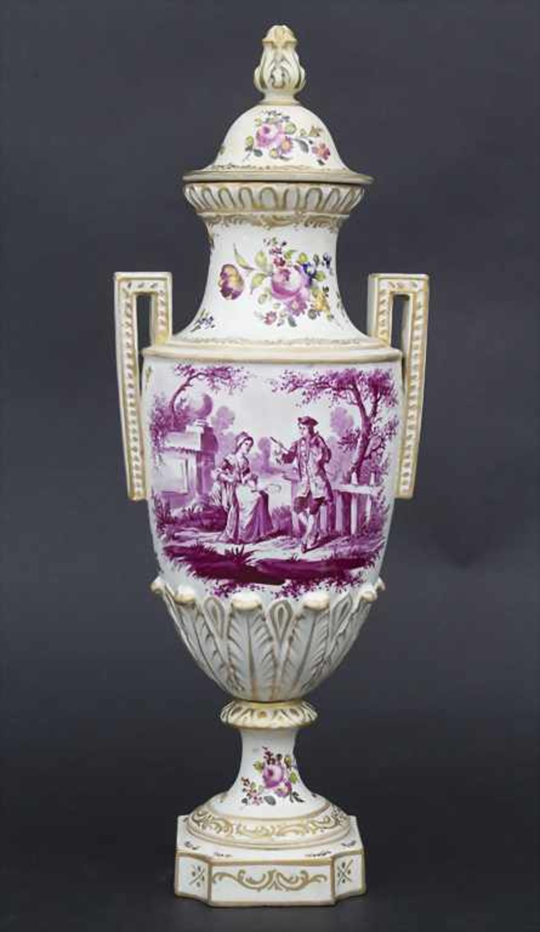 Große Deckelvase mit Purpurmalerei / A large lidded vase with Camaieu painting, wohl 19. Jh.