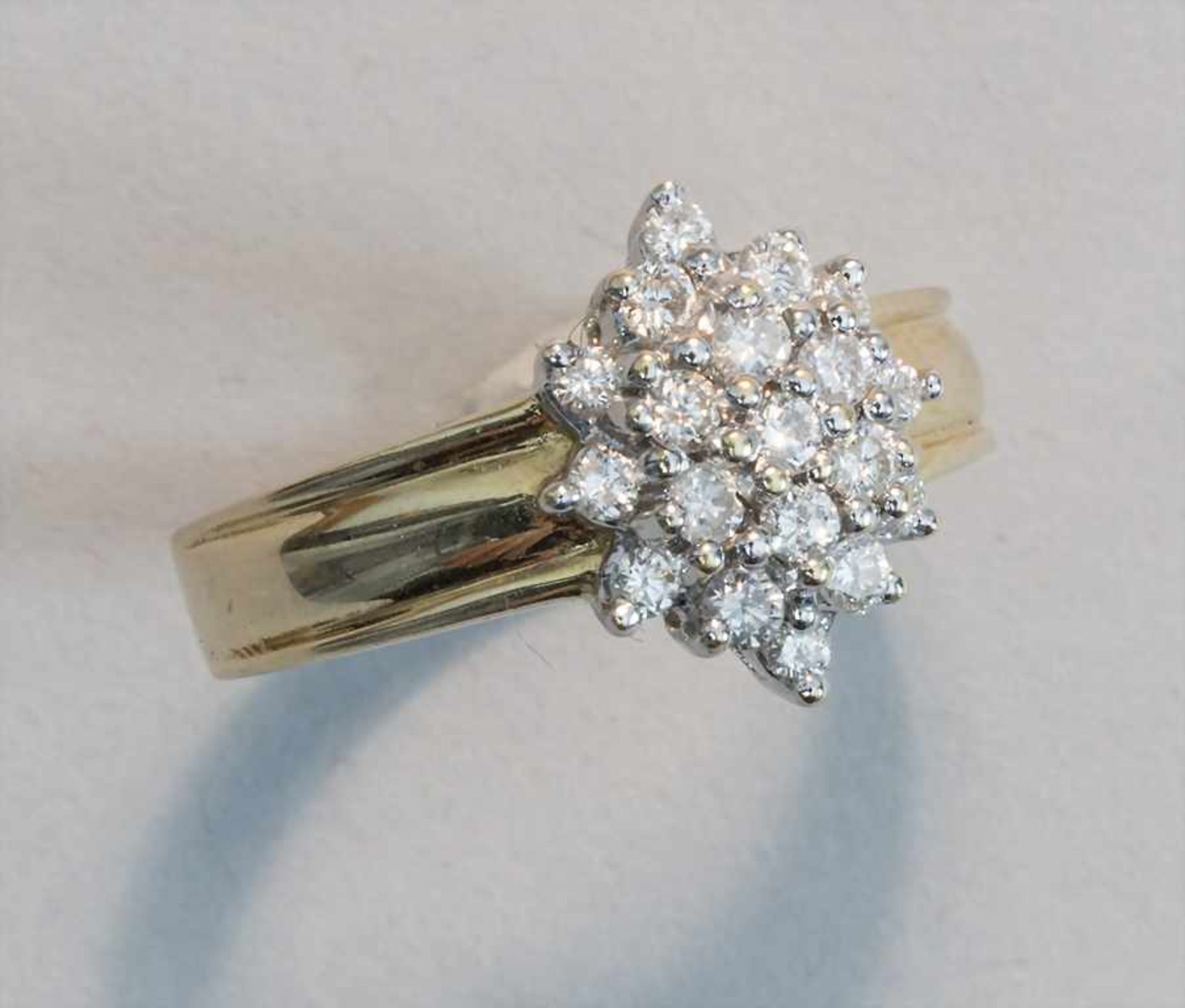 Damenring mit Diamant-Blüte / A ladies ring with a diamond blossom