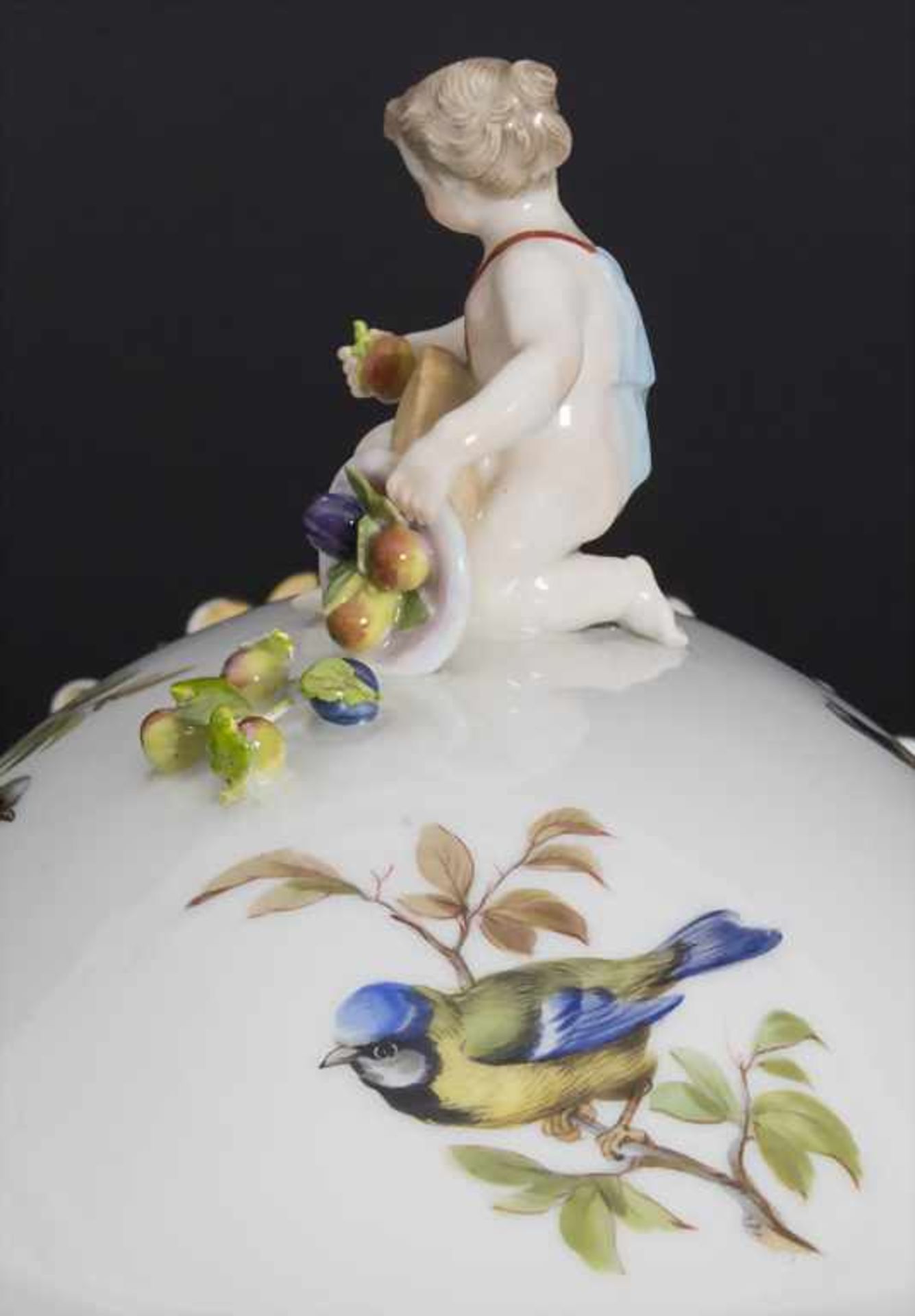 Deckelterrine mit Mädchen und Füllhorn als Knauf / A lidded tureen with a girl and a cornucopia as - Bild 3 aus 12