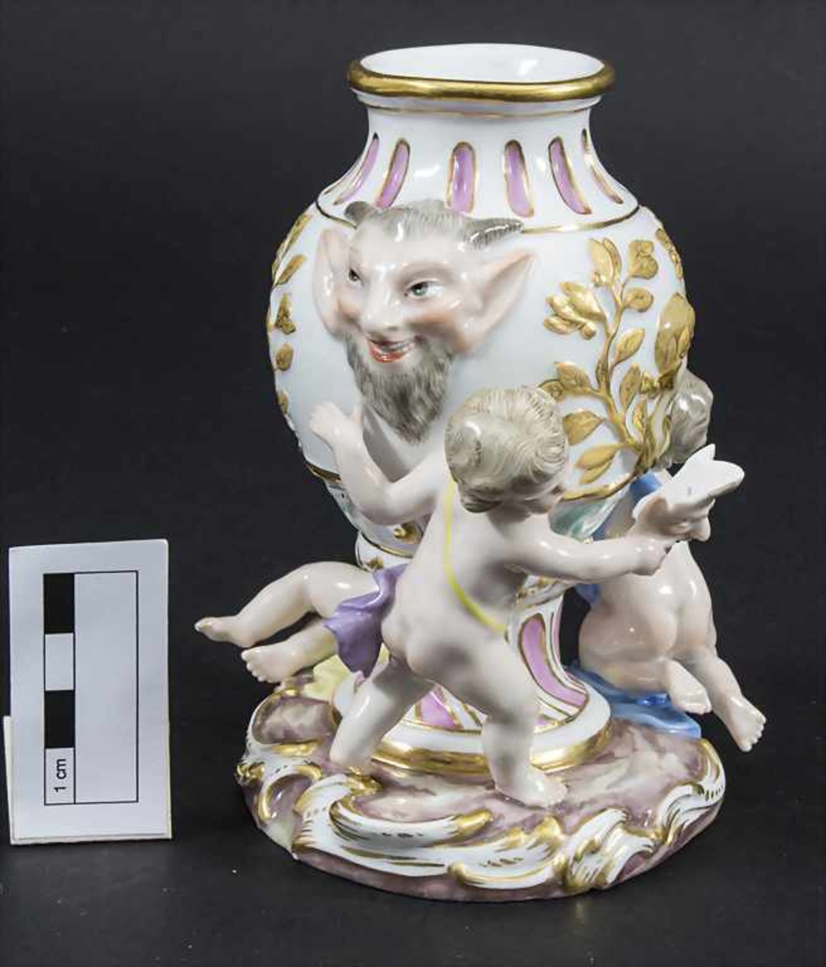 Vase mit Satyr Maskarons und 3 Amoretten / A vase with satyr mascarons and 3 cherubs, Meissen, um - Bild 4 aus 11