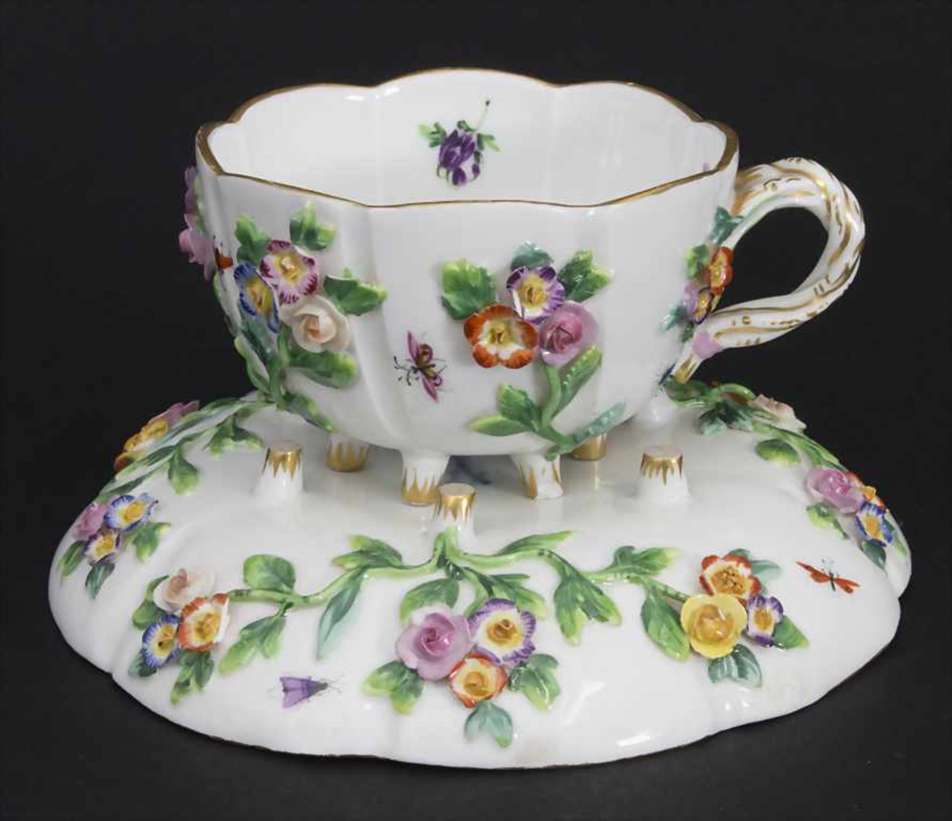 Tasse und Untertasse mit aufgelegten Blüten / A cup and saucer with encrusted flowers, Meissen,