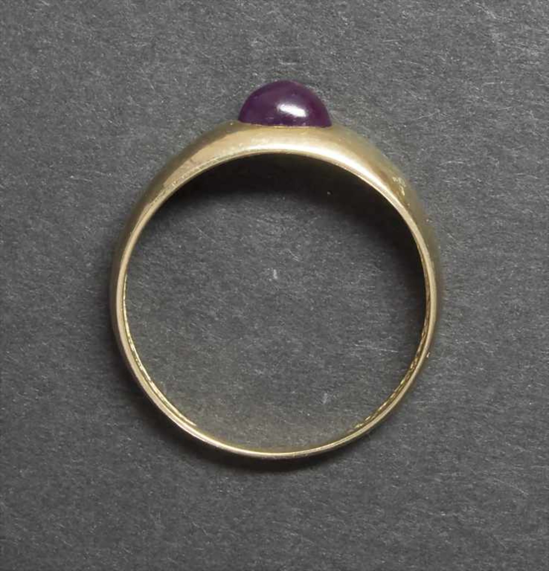 Damenring mit Rubin Cabochon / A ladies ring with ruby cabochon - Bild 3 aus 3