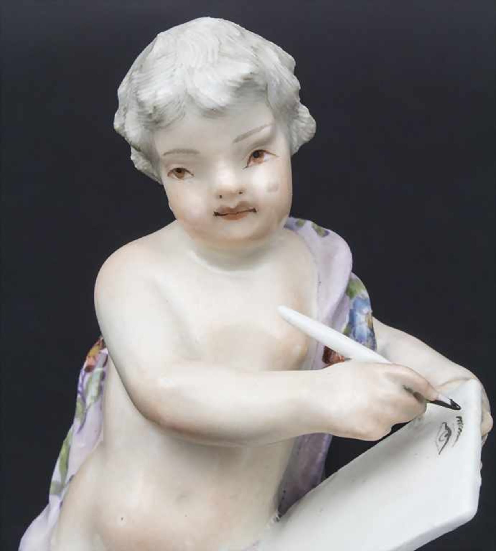 Putto mit Zeichenfeder / A drawing cherub, Meissen, Mitte 18. Jh. - Bild 6 aus 9