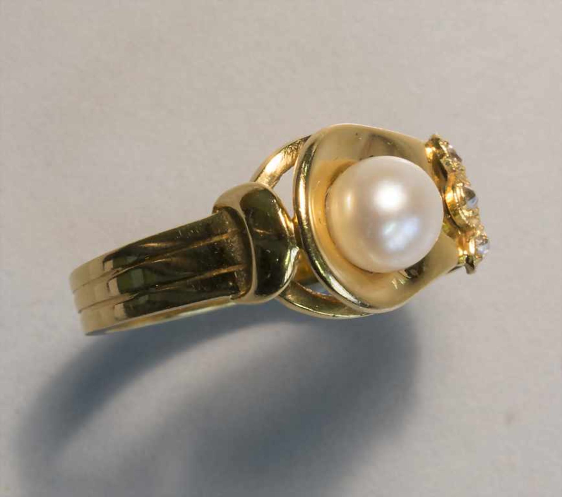 Damenring mit Perle und Diamanten / A ladies ring with a pearl and diamonds