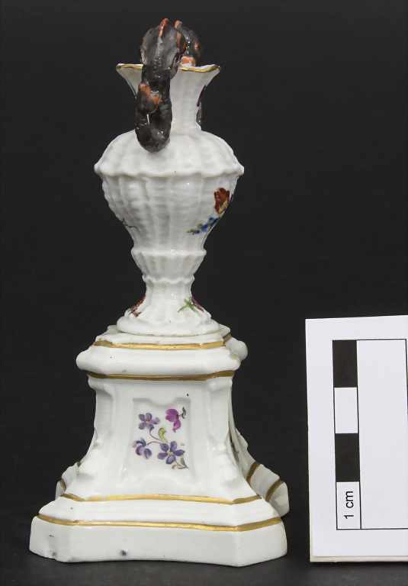 Miniatur Vase mit Delfinen auf Postament / A miniature vase with dolphins on a pedestal, Meissen, um - Image 2 of 11