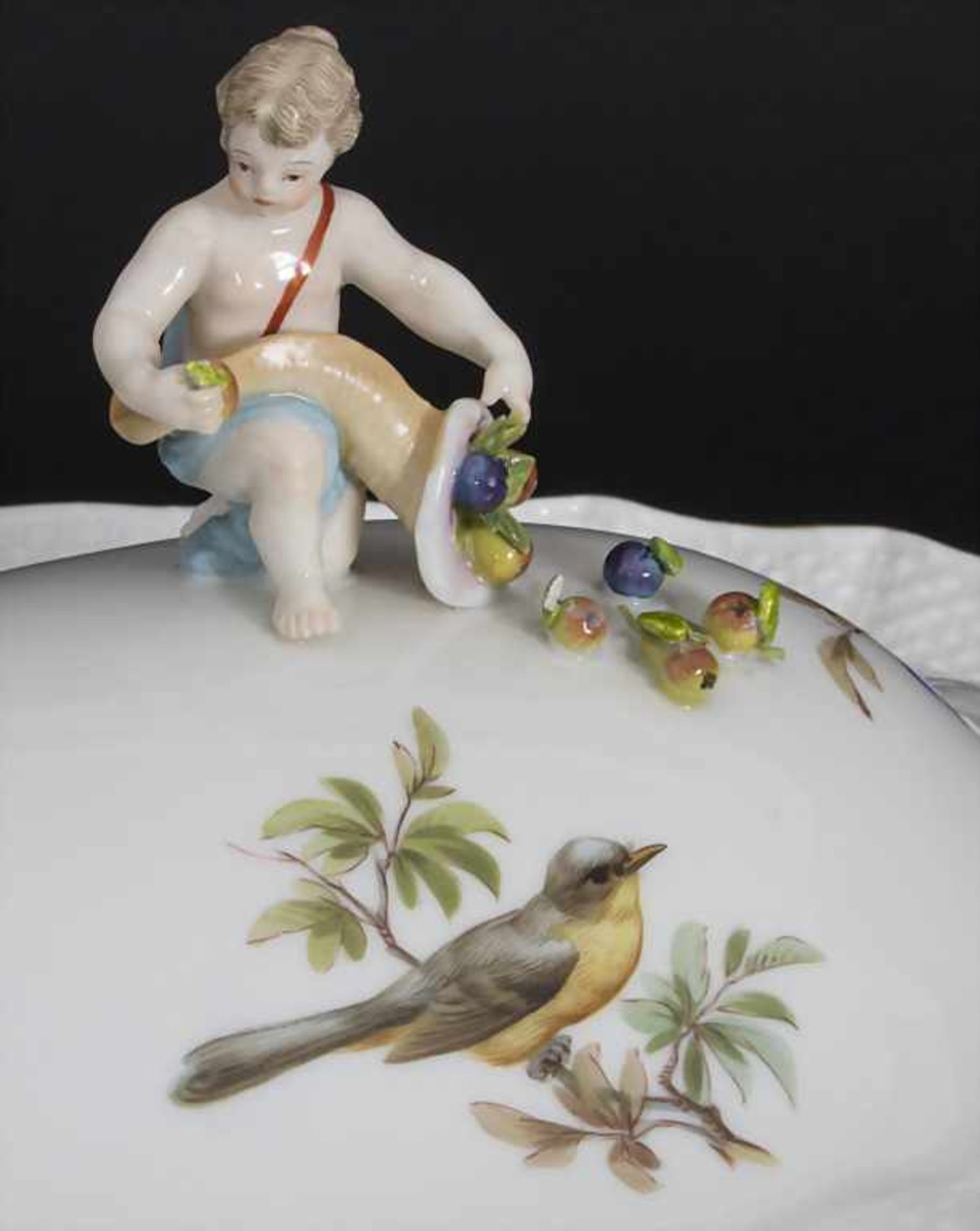 Deckelterrine mit Mädchen und Füllhorn als Knauf / A lidded tureen with a girl and a cornucopia as - Bild 9 aus 12