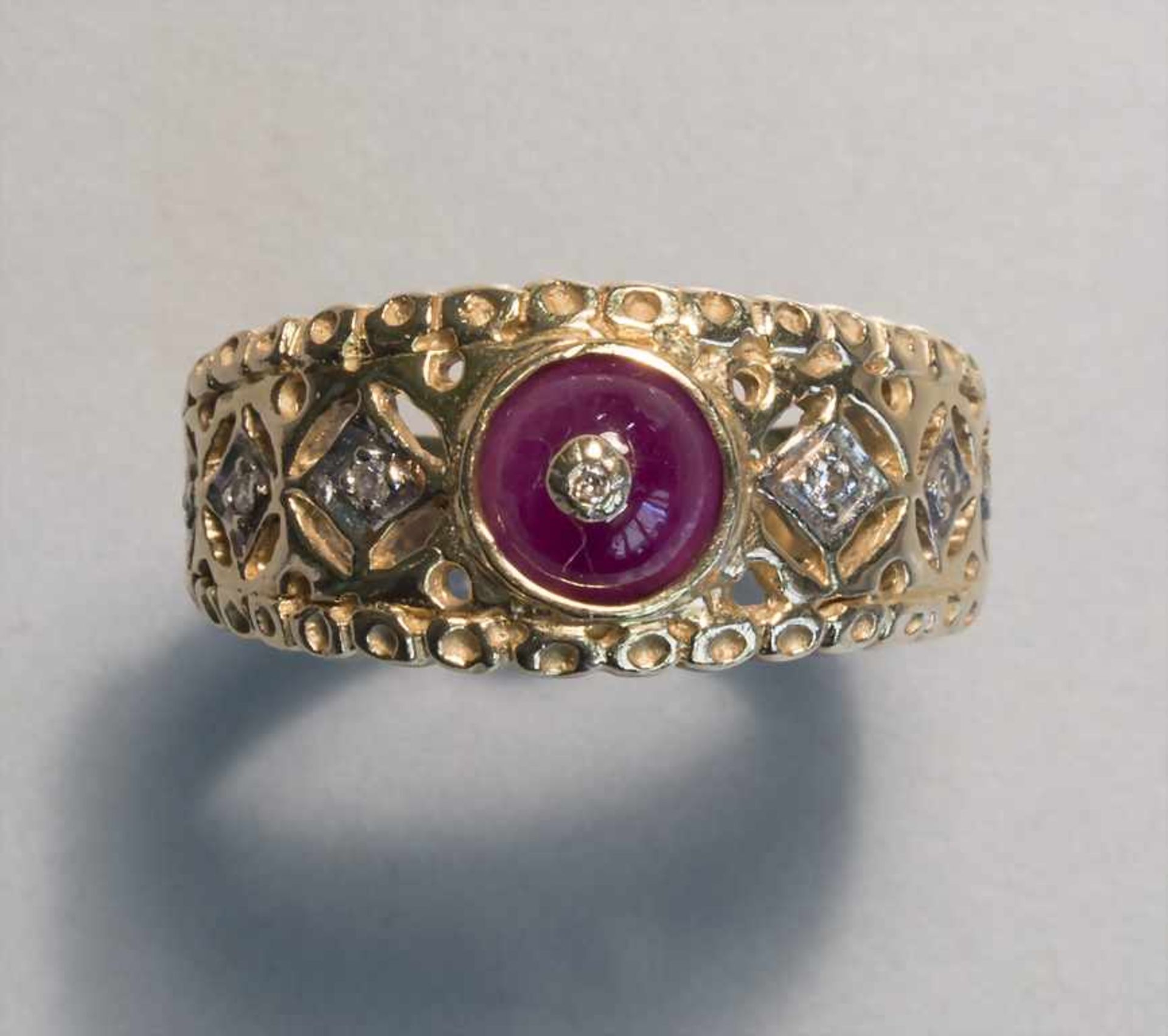 Damenring mit violettem Stein und Diamanten / A ladies ring with a violet stone and diamonds