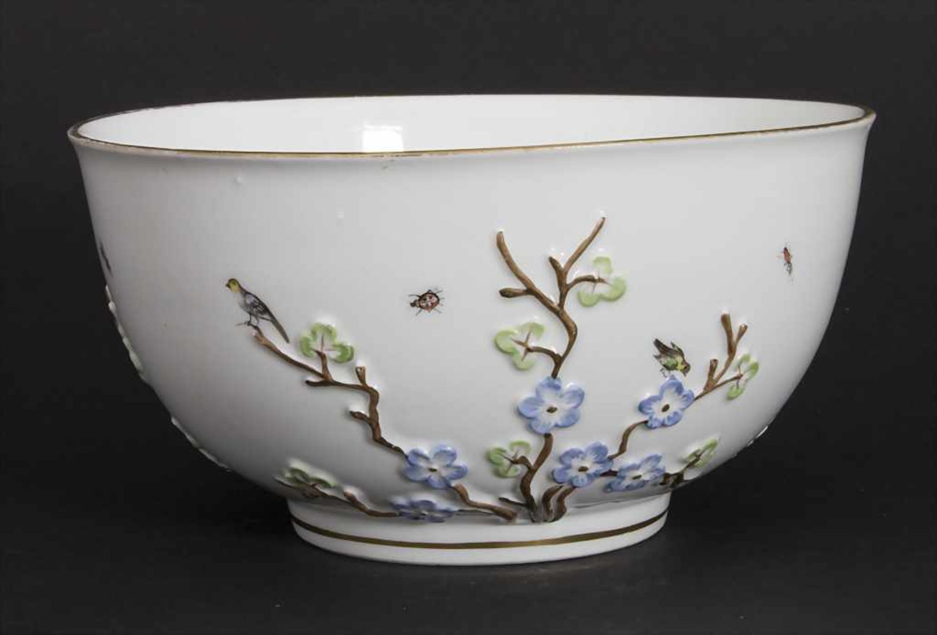 Schale mit Kirschblütenzweigen, Vögeln und Insekten / A bowl with cherry blossom branches, birds and - Bild 3 aus 8