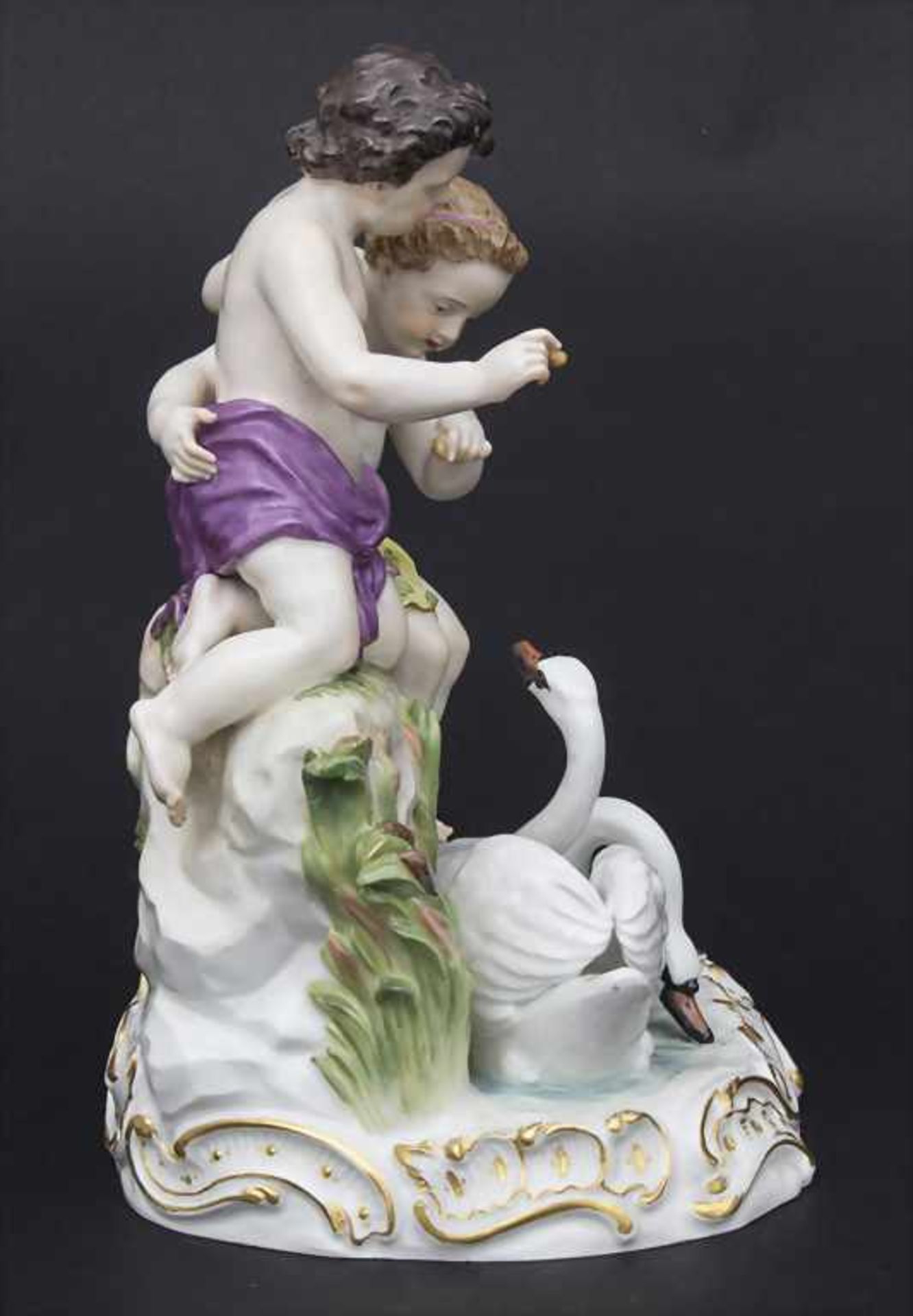 Kindergruppe mit Schwänen / A boy and a girl feeding two swans, Meissen, um 1850 - Bild 4 aus 8